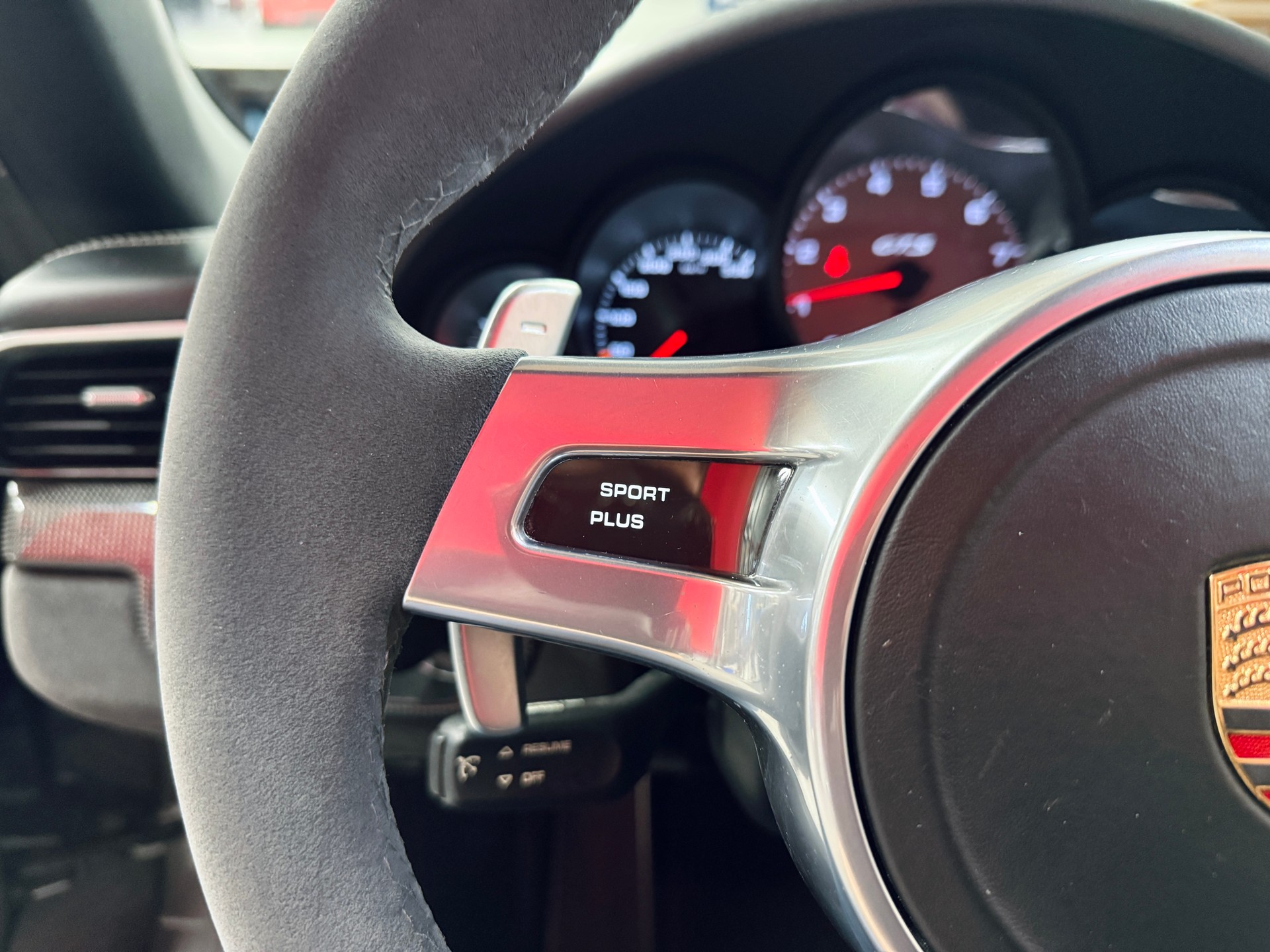 PORSCHE 911 Cabrio Carrera 4 GTS PDK „Achatgrau metallic“ mit Sport Chrono PLUS & Alcantara-image-8