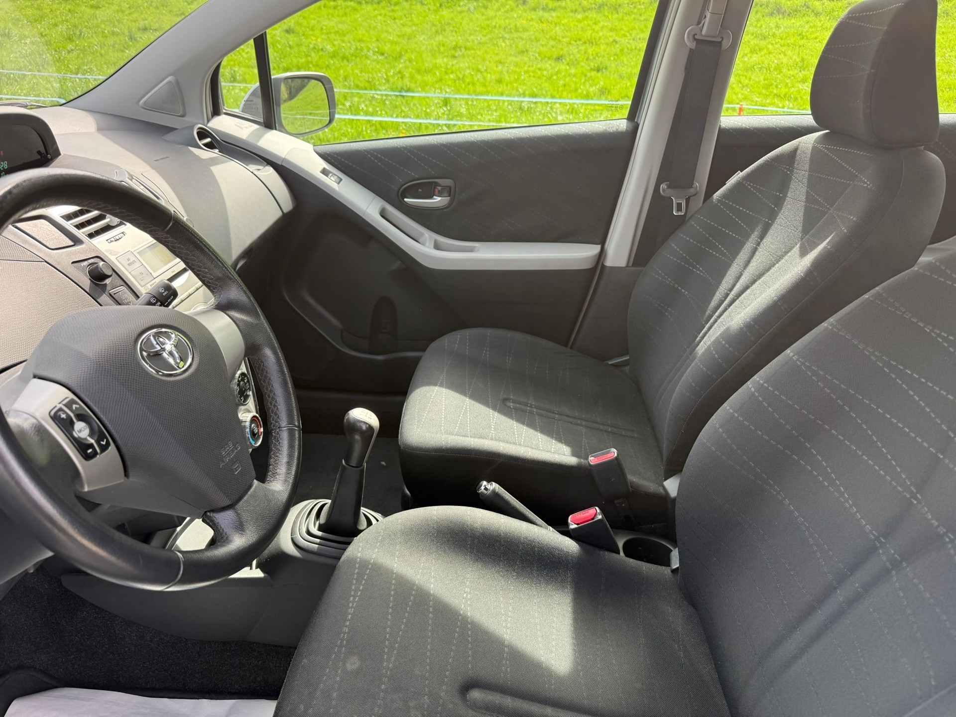 TOYOTA Yaris 1.3 Linea Sol-image-10
