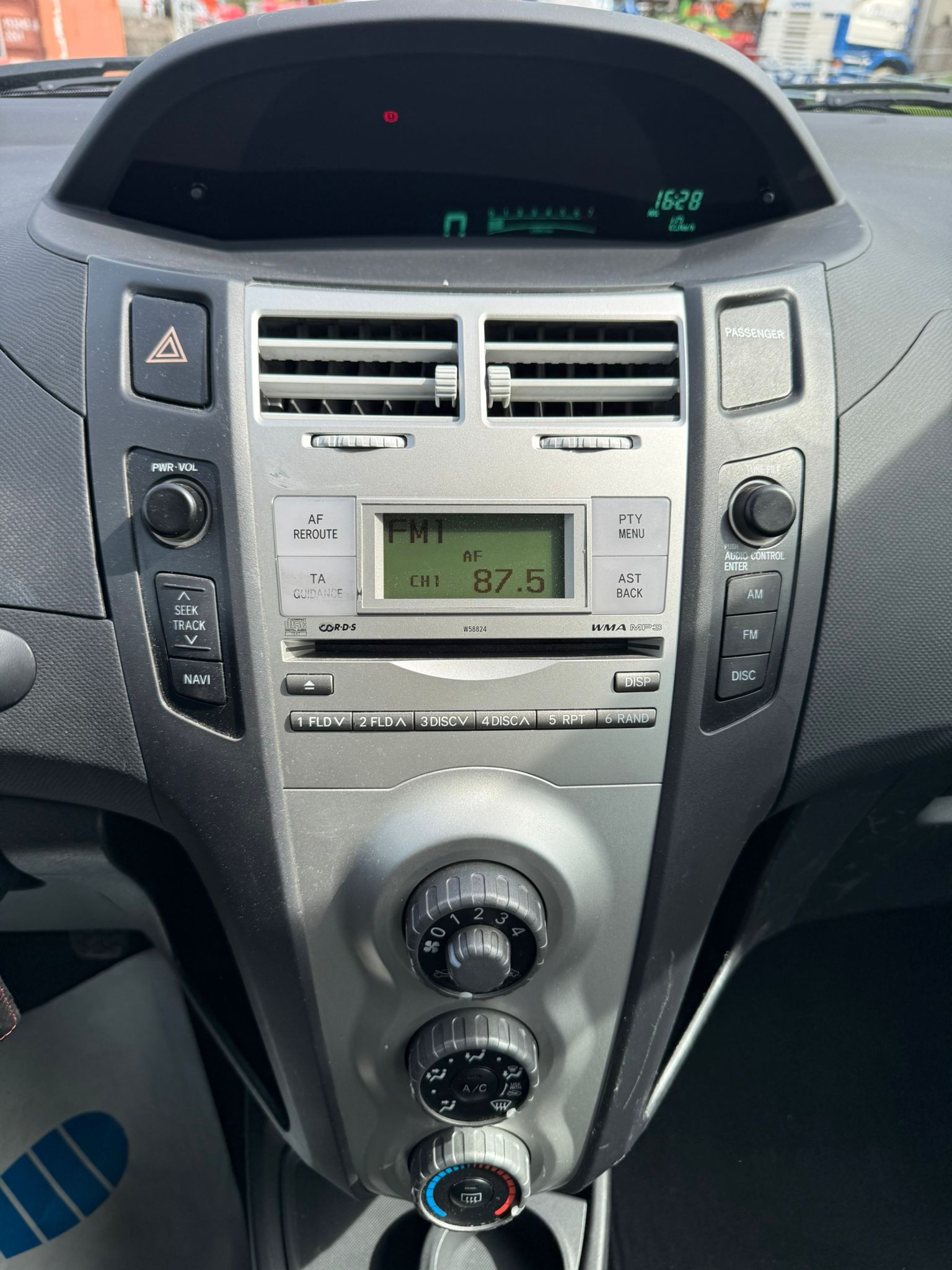 TOYOTA Yaris 1.3 Linea Sol-image-11