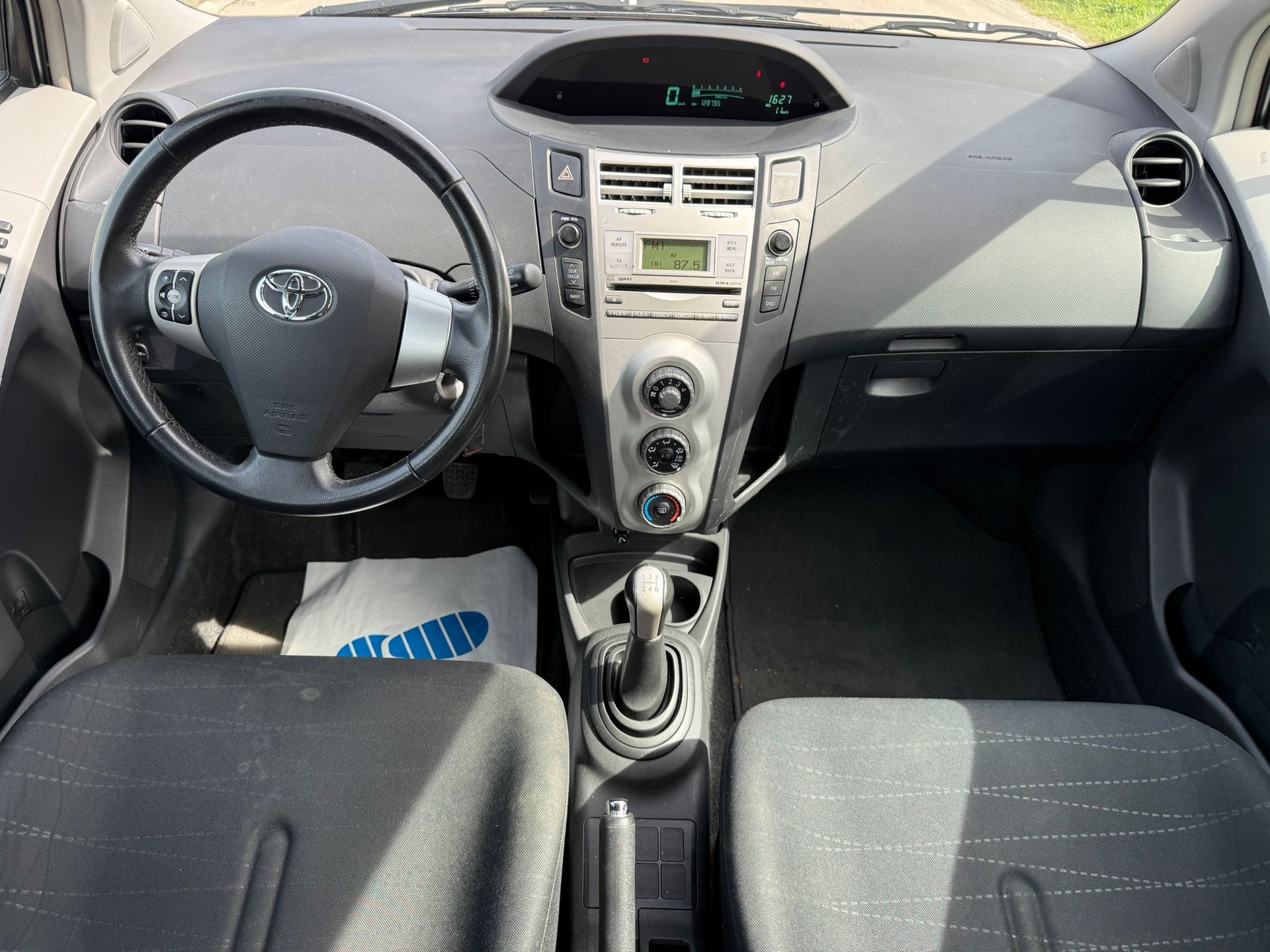 TOYOTA Yaris 1.3 Linea Sol-image-9