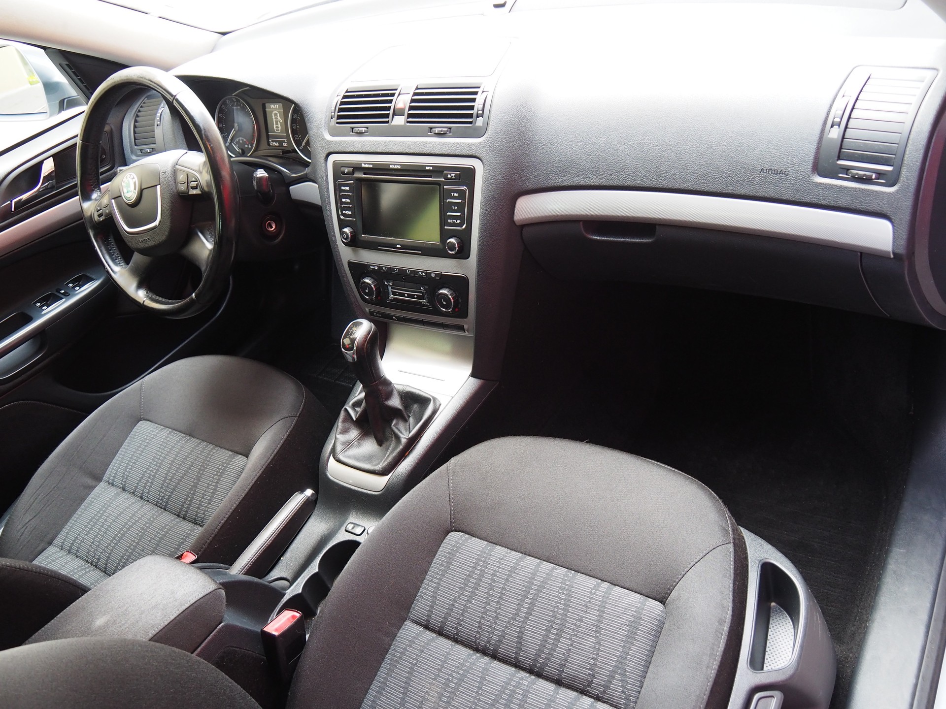 SKODA Octavia Combi 1.6 TDI Ambition 4x4-image-12