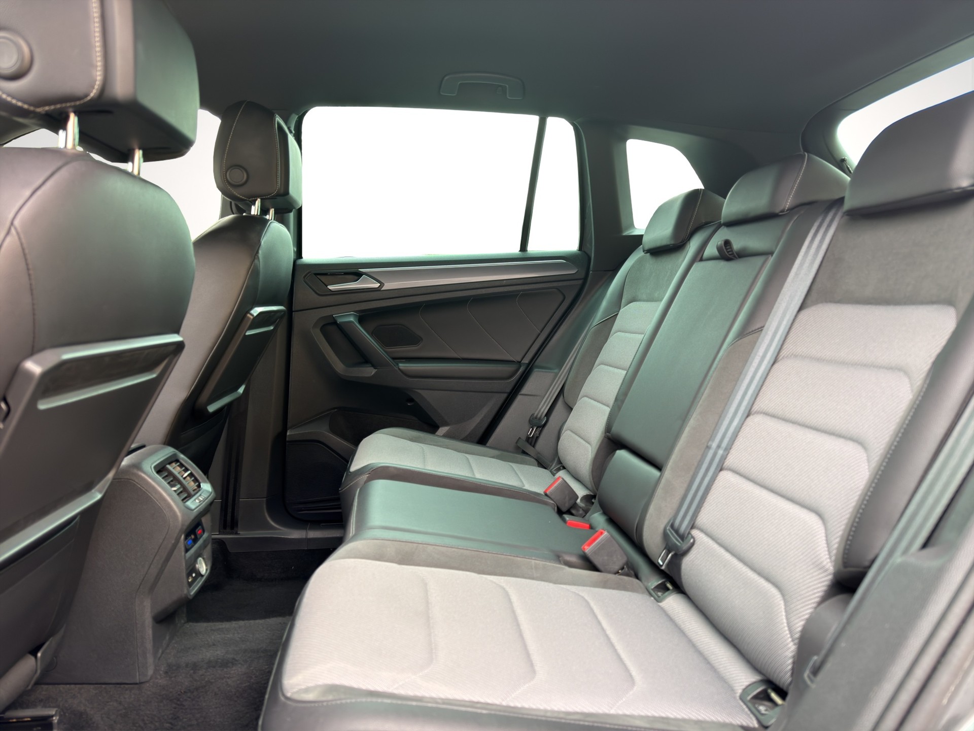 VW Tiguan 2.0TSI R-Line Highline 4Motion DSG-image-14
