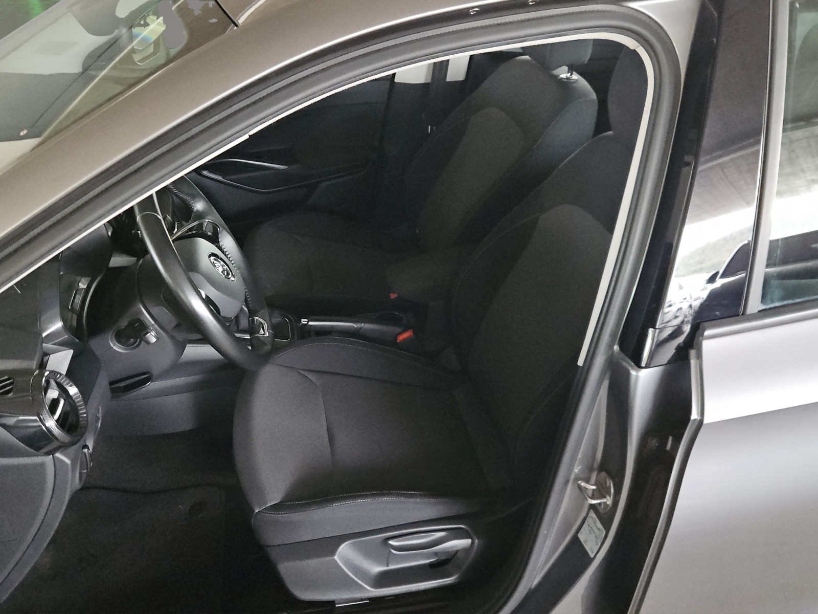 SKODA Fabia 1.0 MPI Ambition-image-8