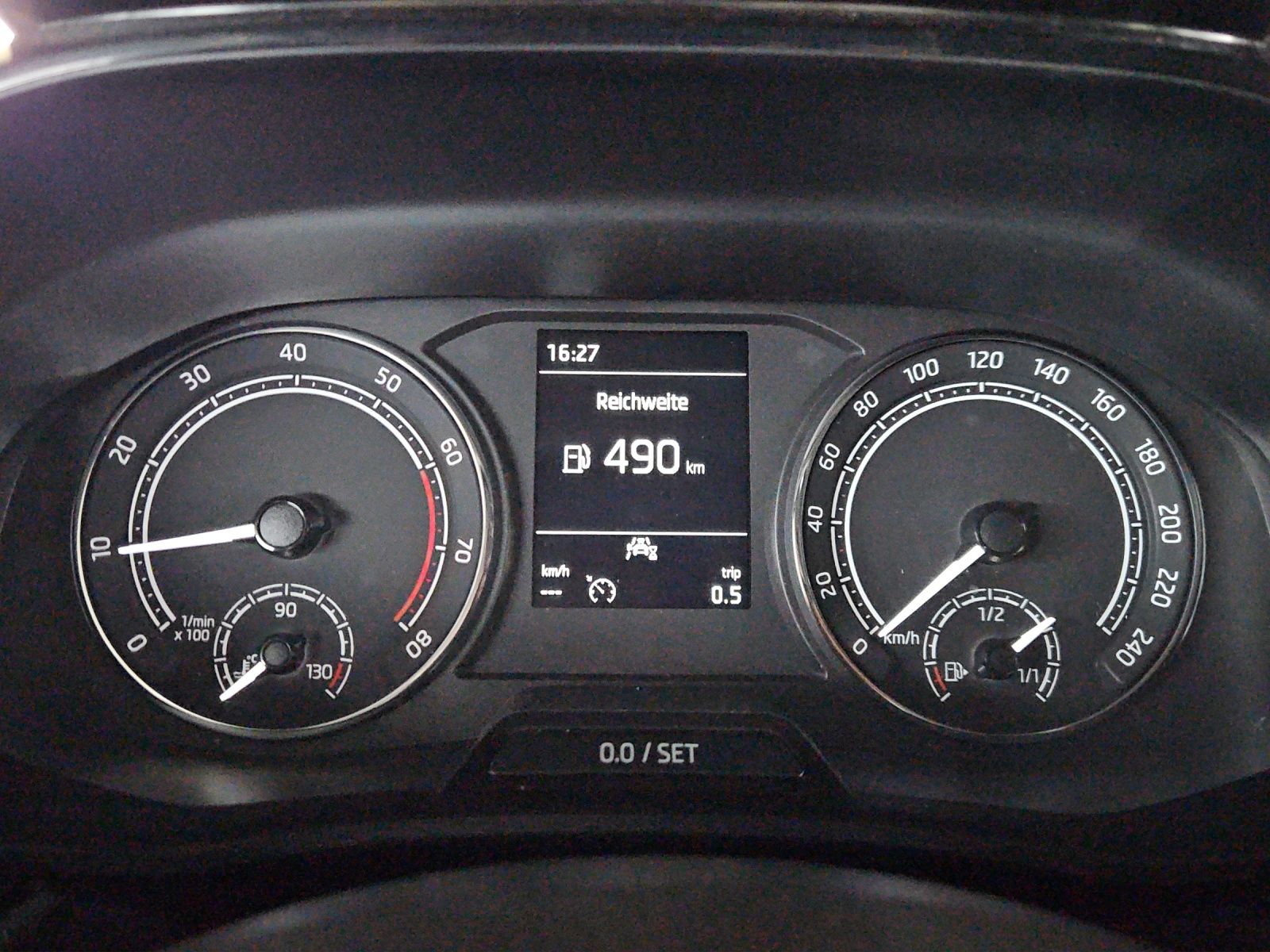 SKODA Fabia 1.0 MPI Ambition-image-11