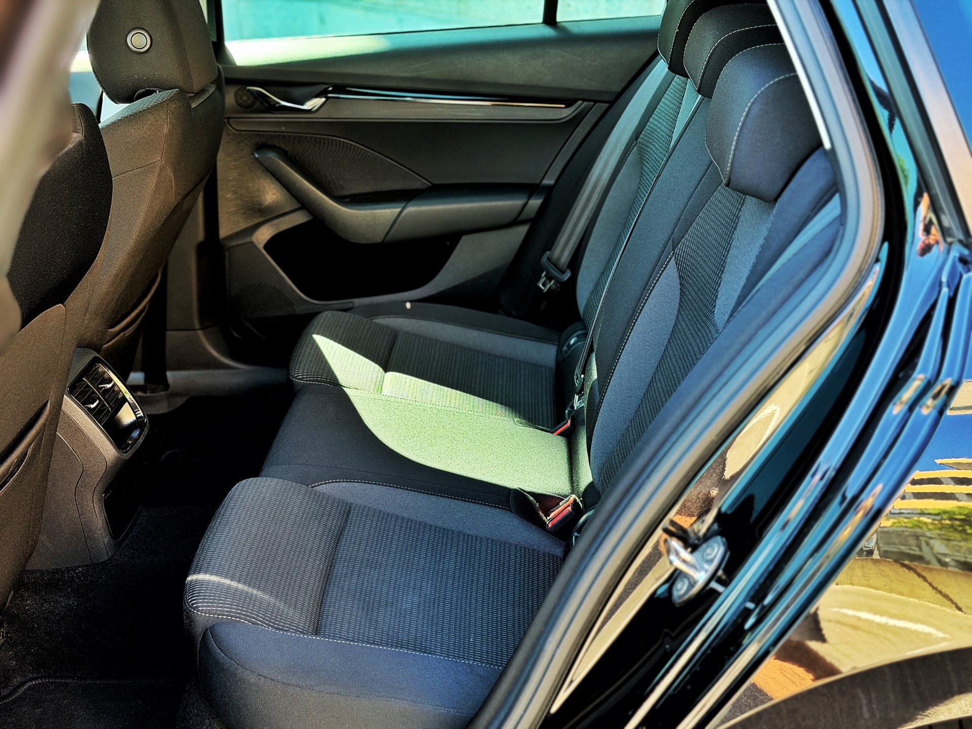 SKODA Octavia Combi 2.0 TDI DSG Ambition-image-15