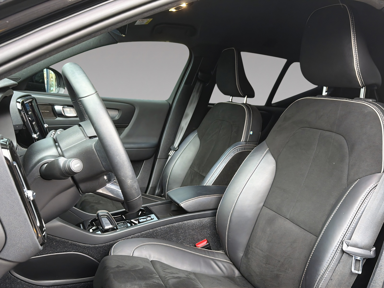 VOLVO XC40 1.5 T4 PiH R-Design-image-5