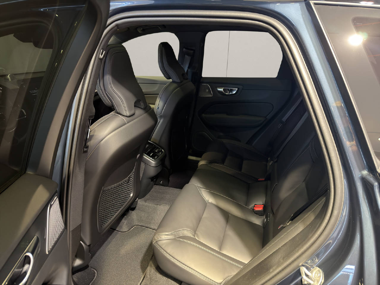 VOLVO XC60 2.0 B5 MH Ultra Dark AWD-image-5