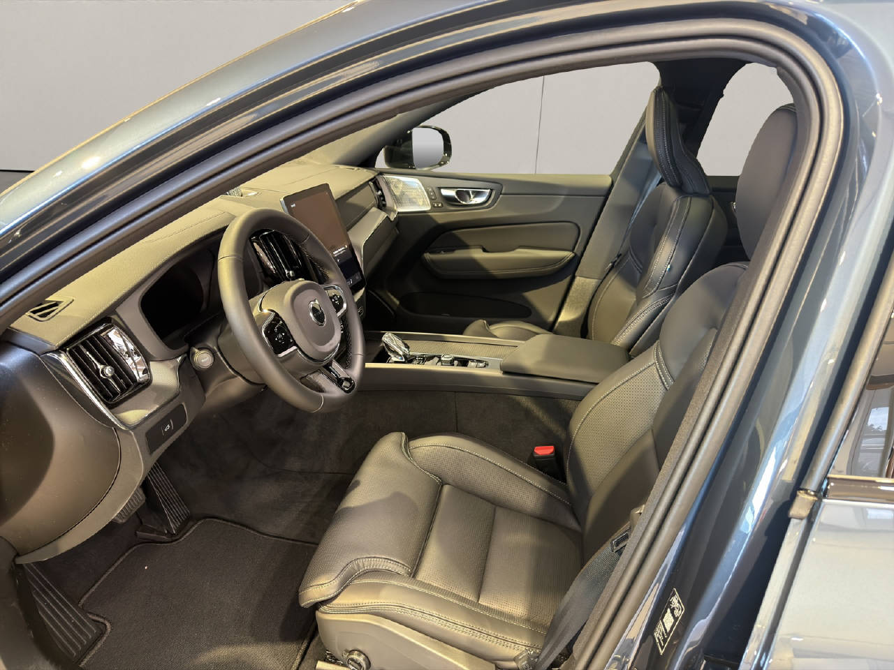 VOLVO XC60 2.0 B5 MH Ultra Dark AWD-image-4