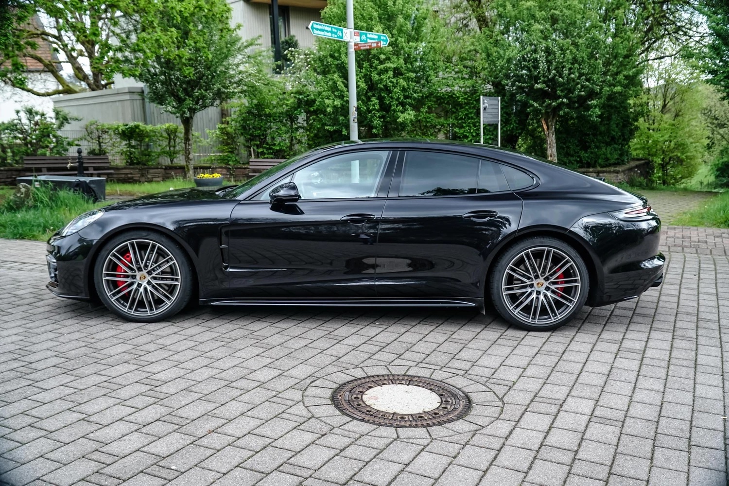 PORSCHE GTS-showroom-element-2