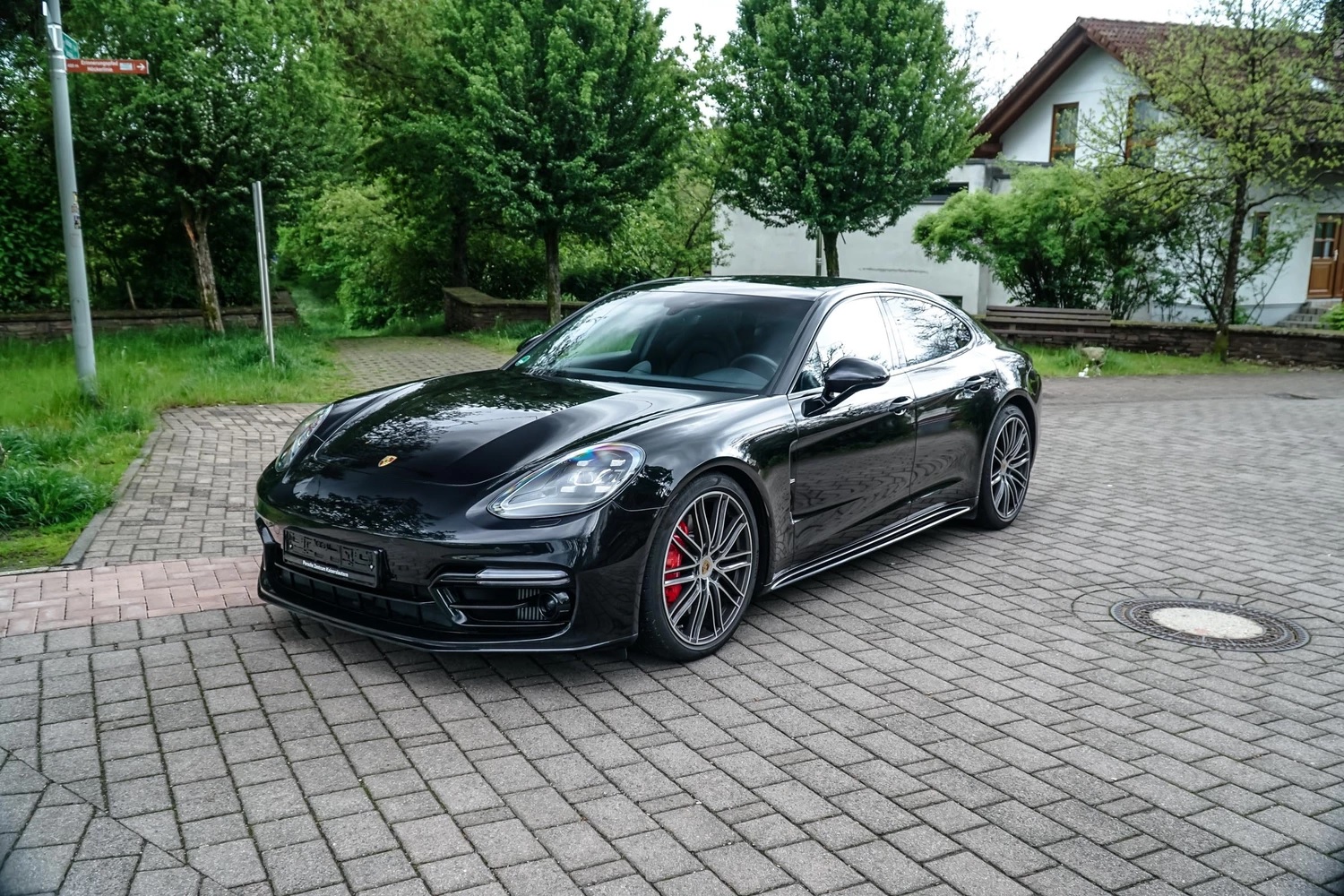 PORSCHE GTS-showroom-element-1