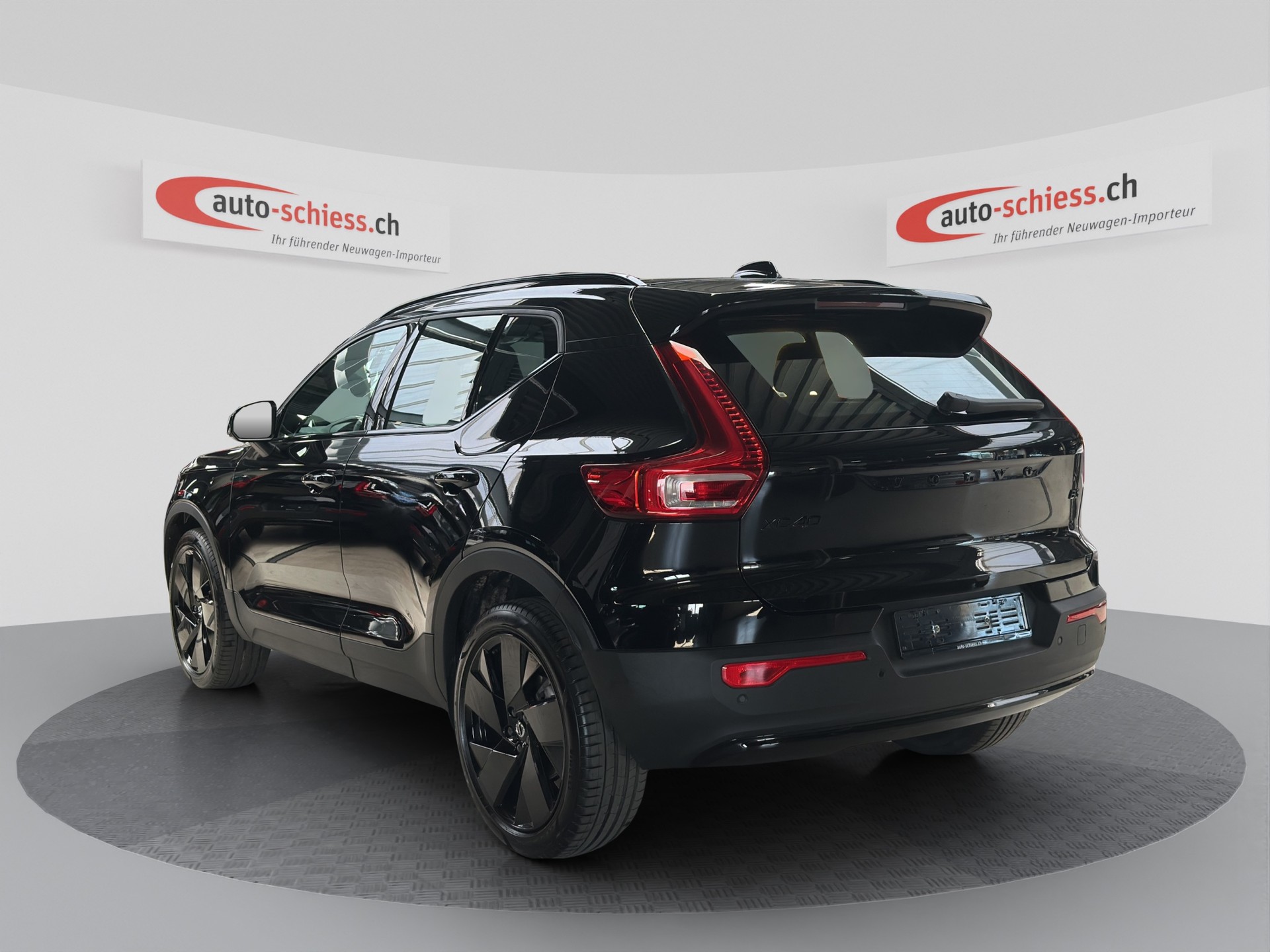 VOLVO XC40 B3 Benzin Mild Hybrid Plus Black Edition-image-2