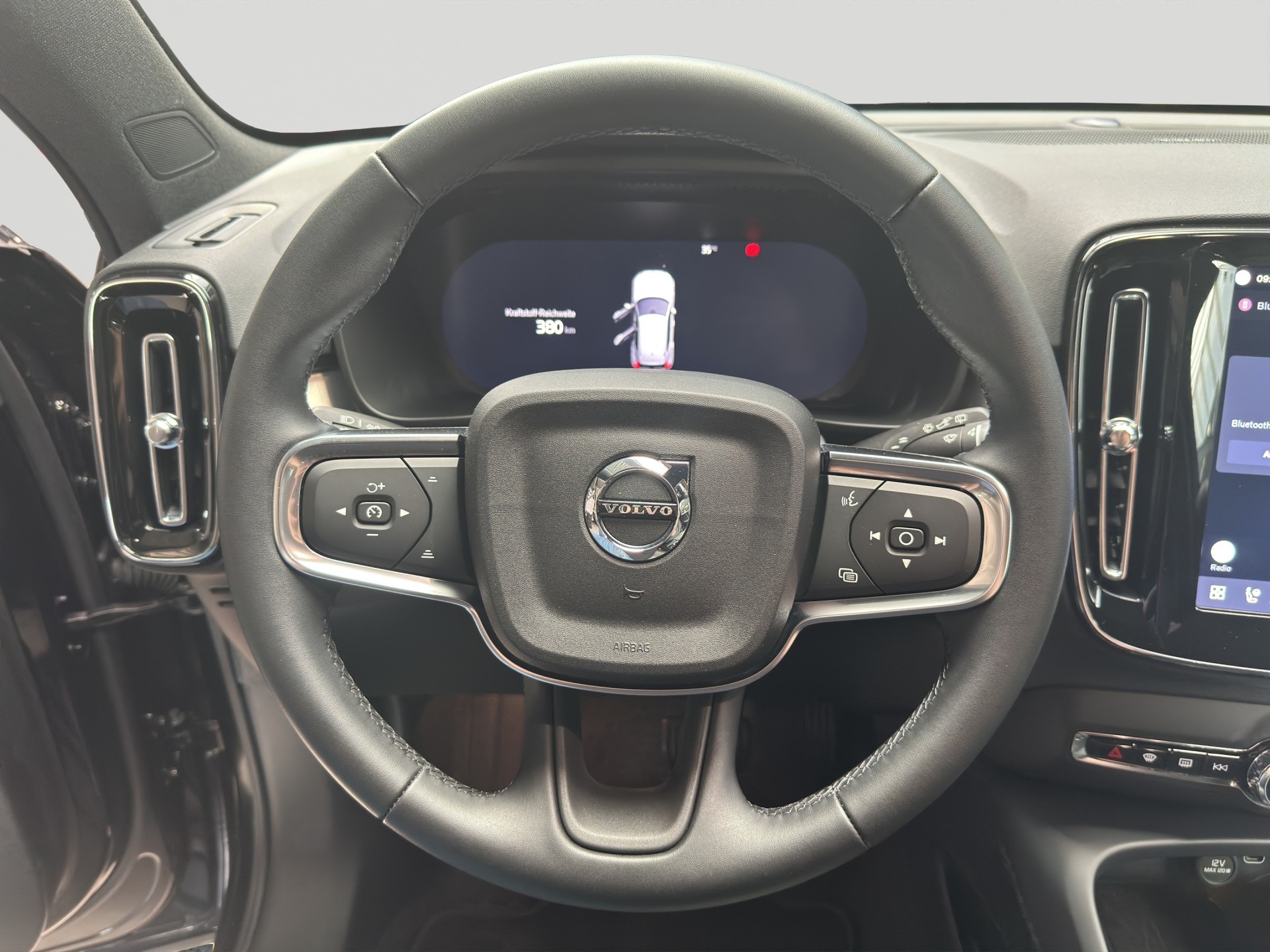 VOLVO XC40 B3 Benzin Mild Hybrid Plus Black Edition-image-10