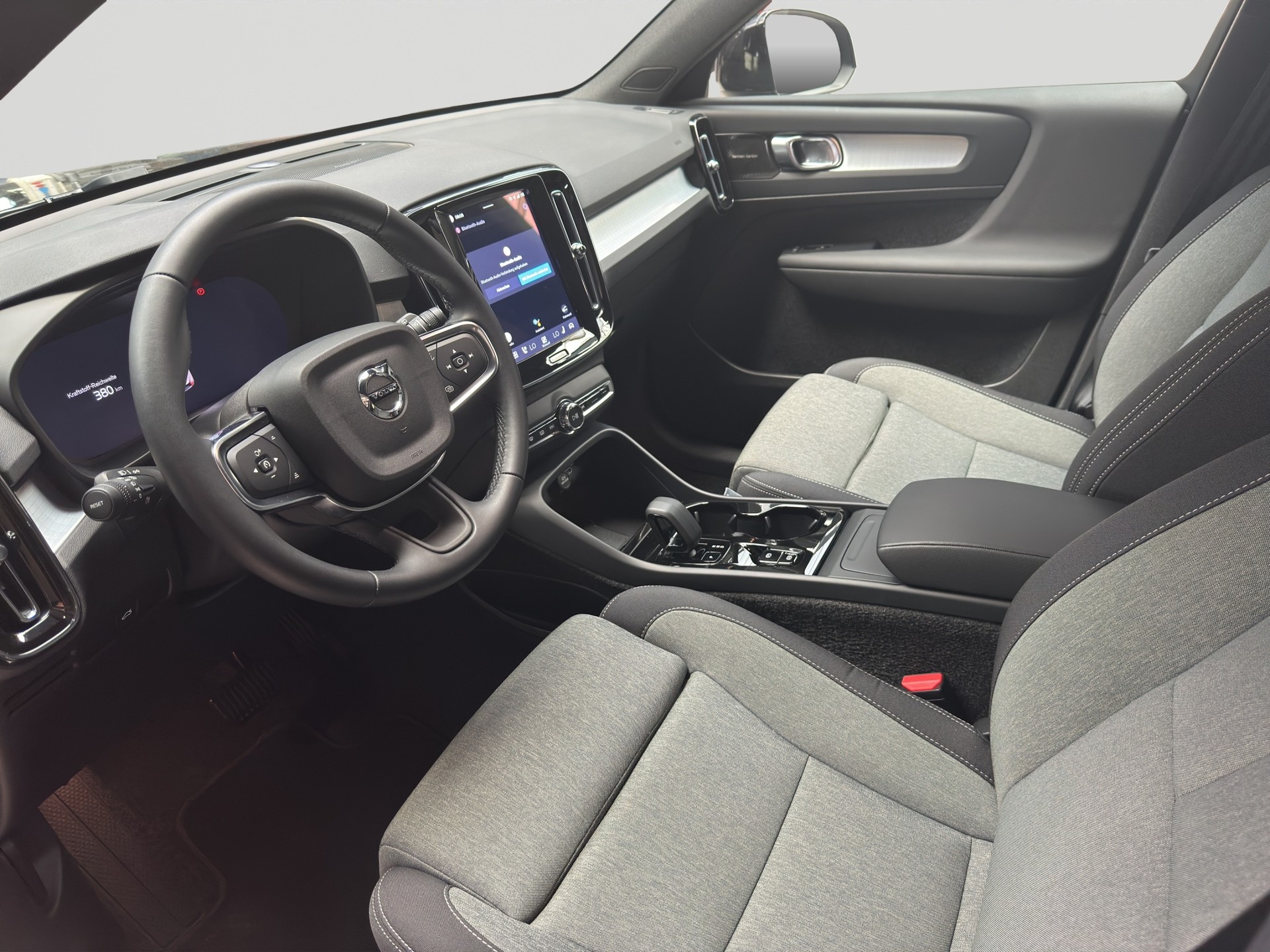 VOLVO XC40 B3 Benzin Mild Hybrid Plus Black Edition-image-6
