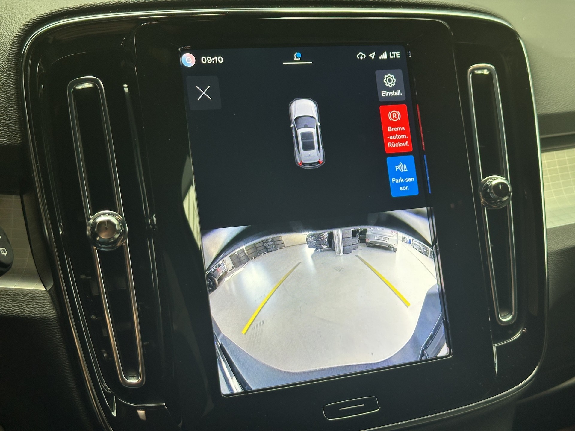 VOLVO XC40 B3 Benzin Mild Hybrid Plus Black Edition-image-13