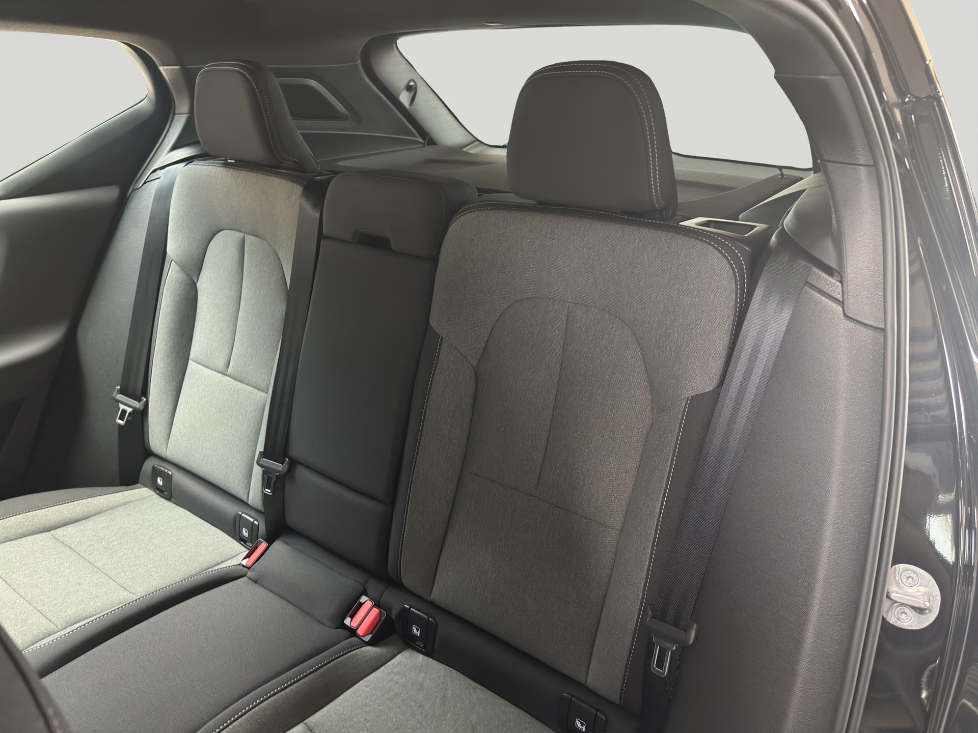VOLVO XC40 B3 Benzin Mild Hybrid Plus Black Edition-image-7