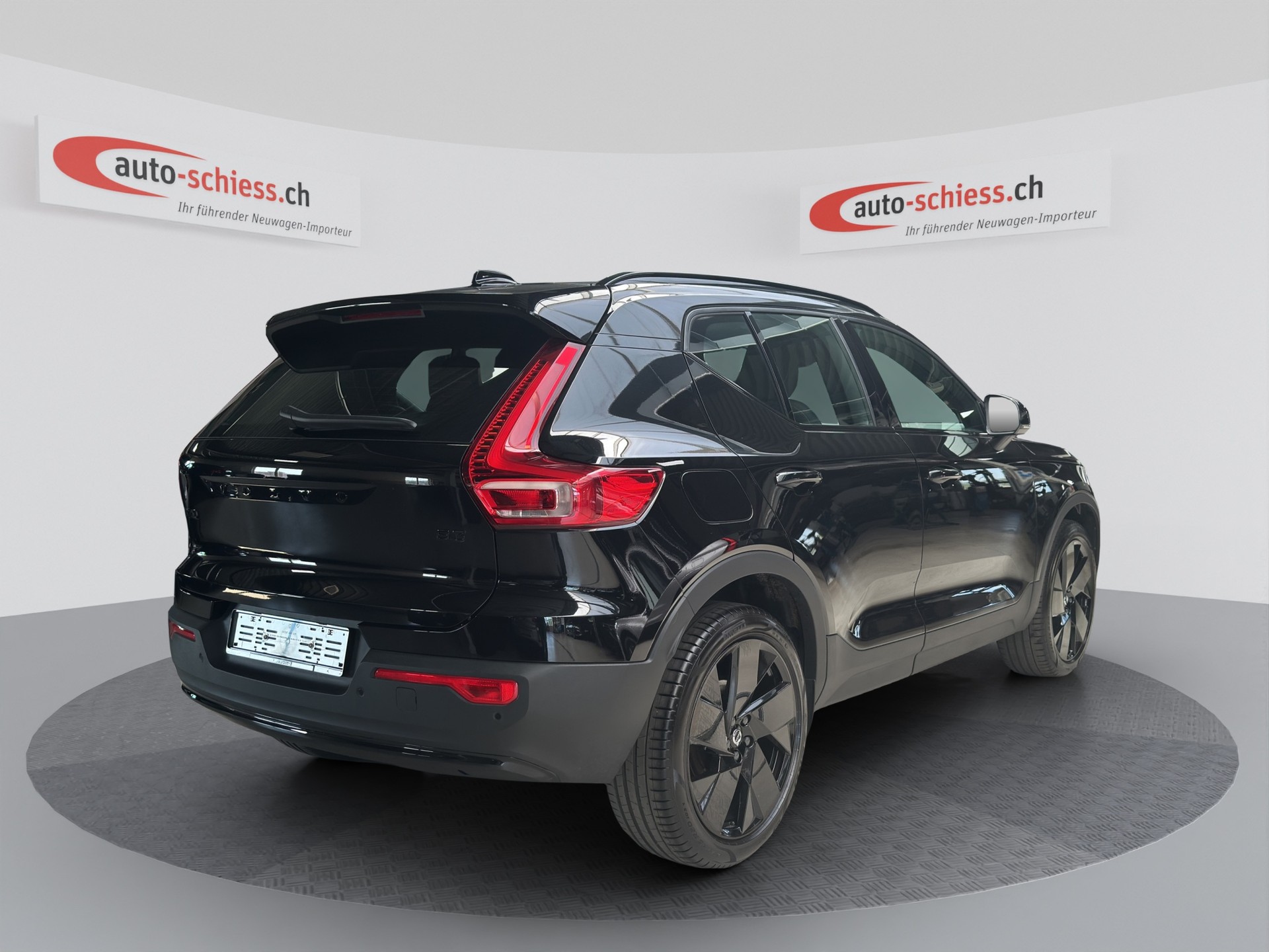 VOLVO XC40 B3 Benzin Mild Hybrid Plus Black Edition-image-4