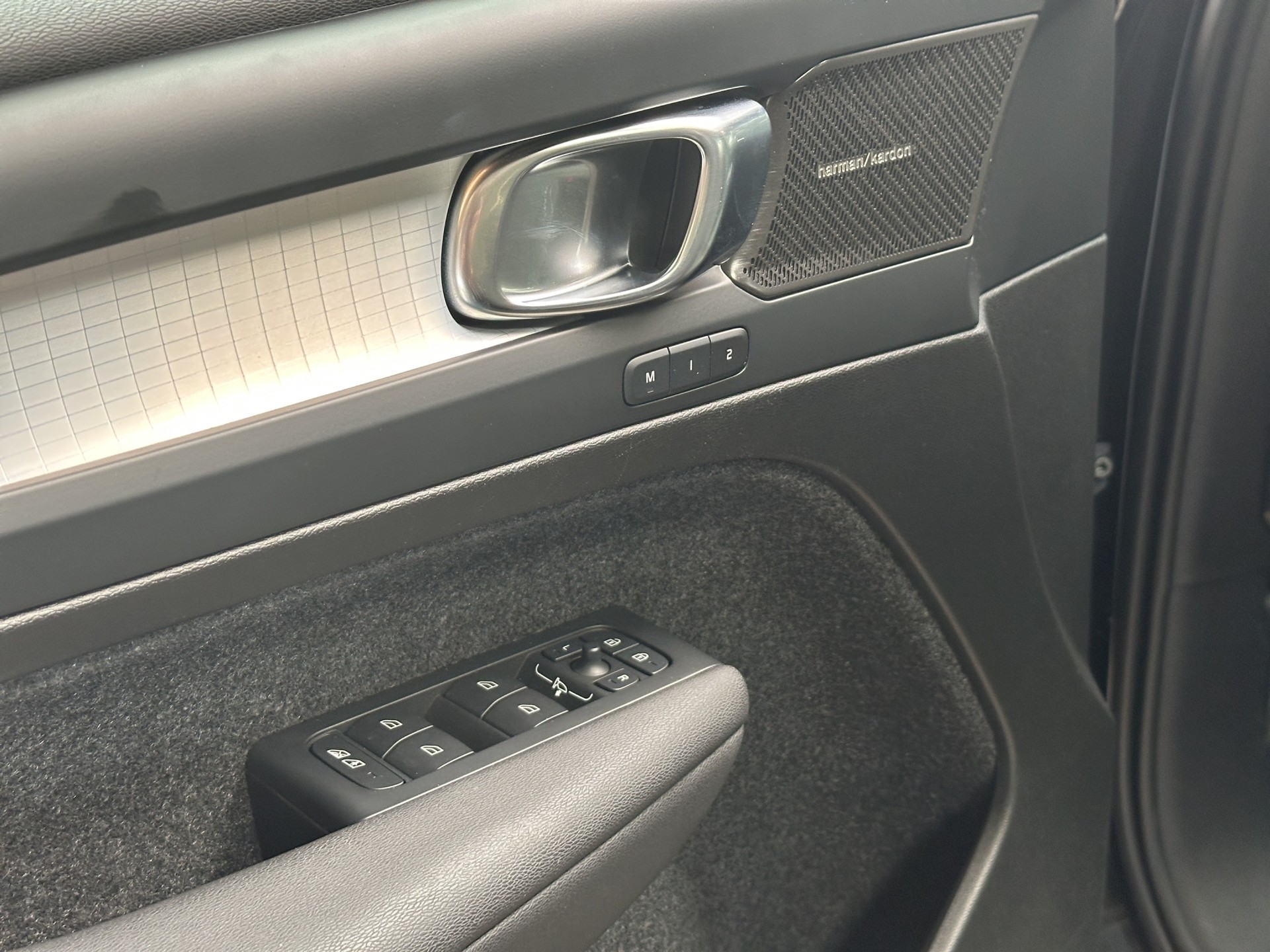 VOLVO XC40 B3 Benzin Mild Hybrid Plus Black Edition-image-8