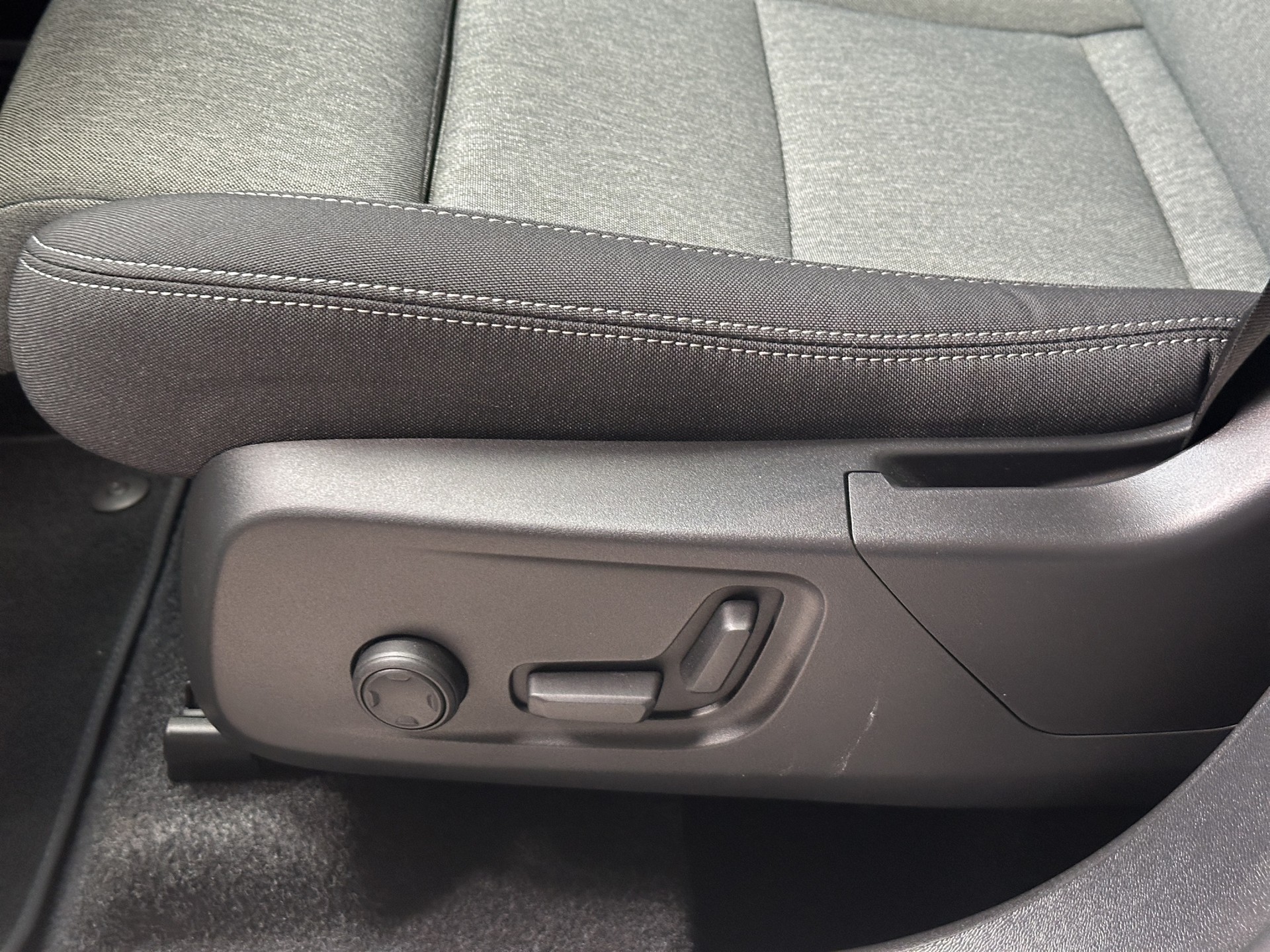 VOLVO XC40 B3 Benzin Mild Hybrid Plus Black Edition-image-9