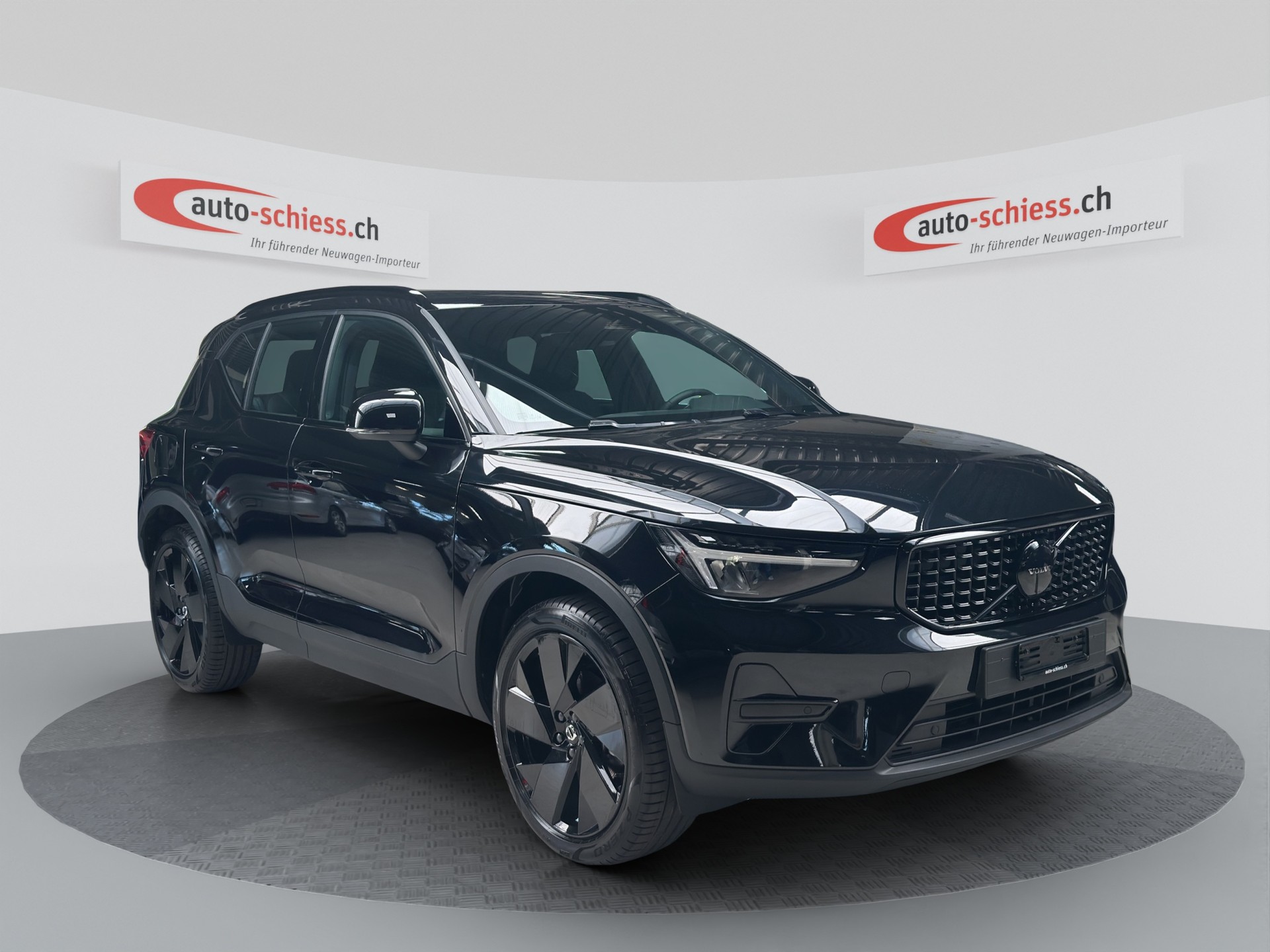 VOLVO XC40 B3 Benzin Mild Hybrid Plus Black Edition-image-0