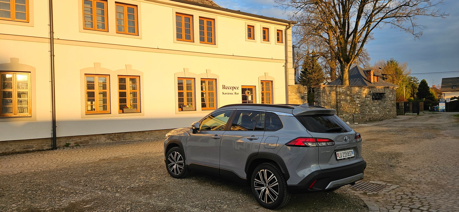 TOYOTA 2.0 HSD Premium AWD-i-image-2