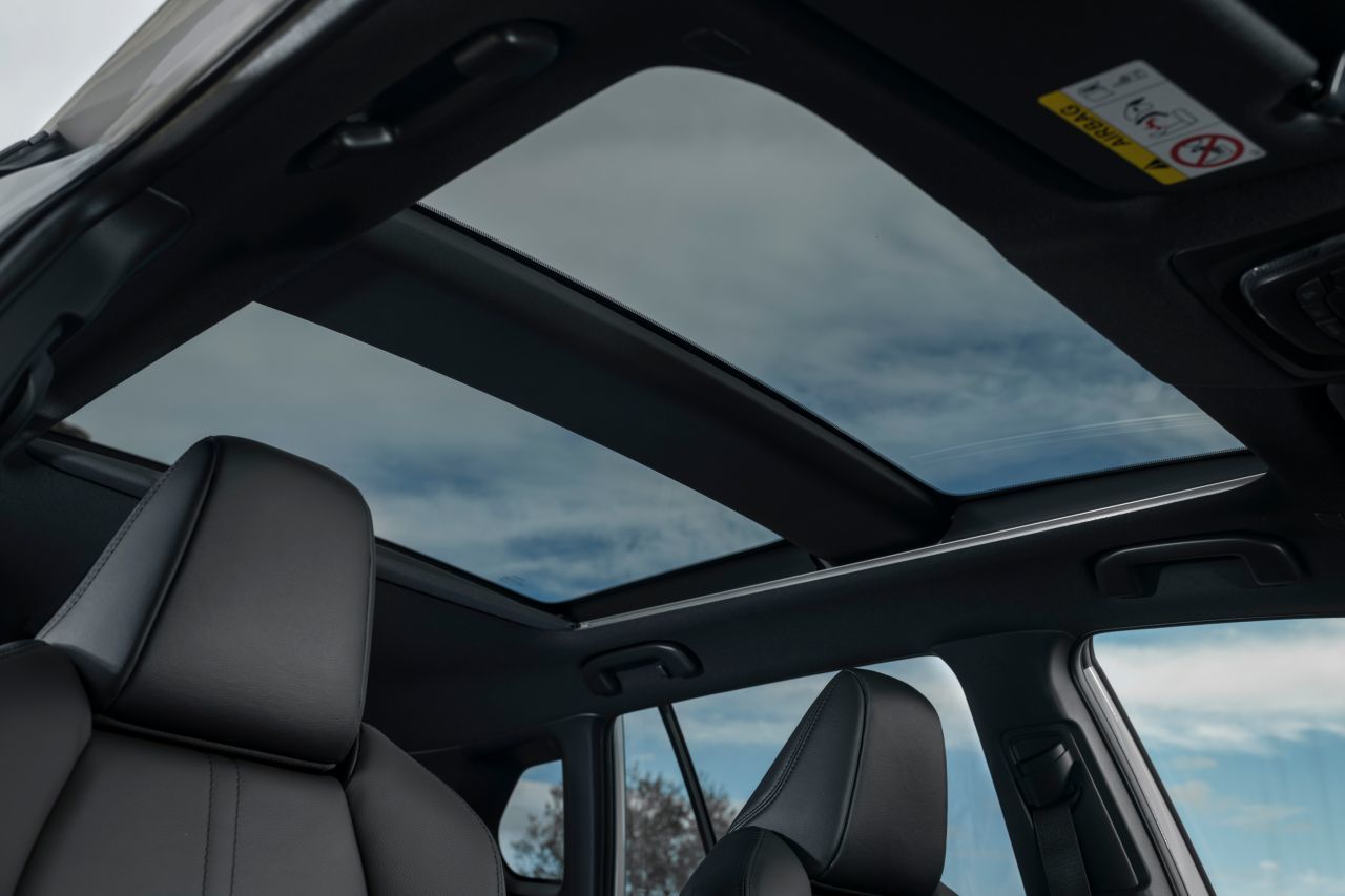TOYOTA 2.0 HSD Premium AWD-i-image-4