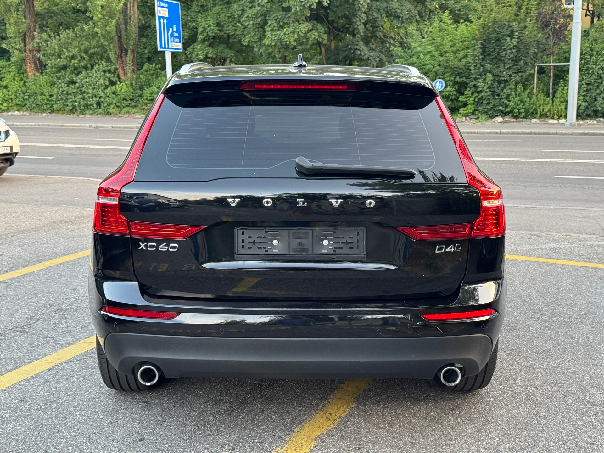 VOLVO XC60 D4 AWD Momentum Geartronic-image-4