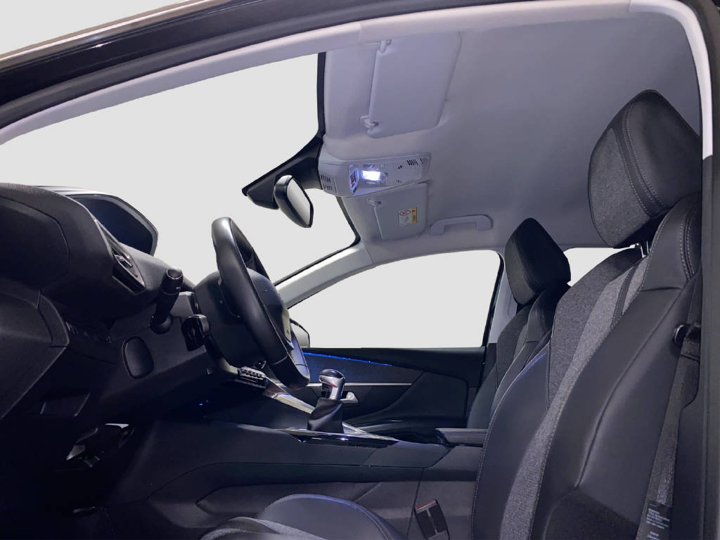 PEUGEOT 3008 1.2 PureTech Allure-image-6
