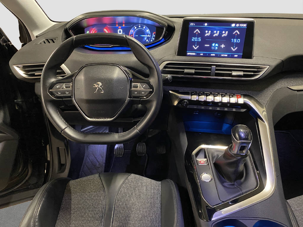 PEUGEOT 3008 1.2 PureTech Allure-image-9