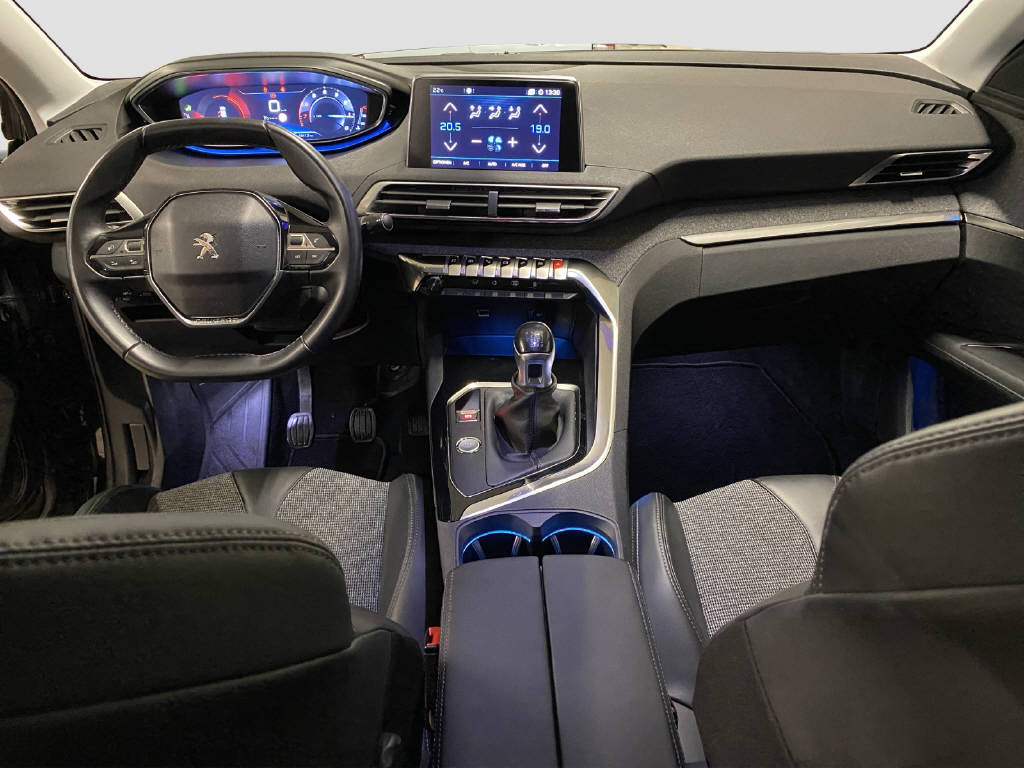 PEUGEOT 3008 1.2 PureTech Allure-image-10