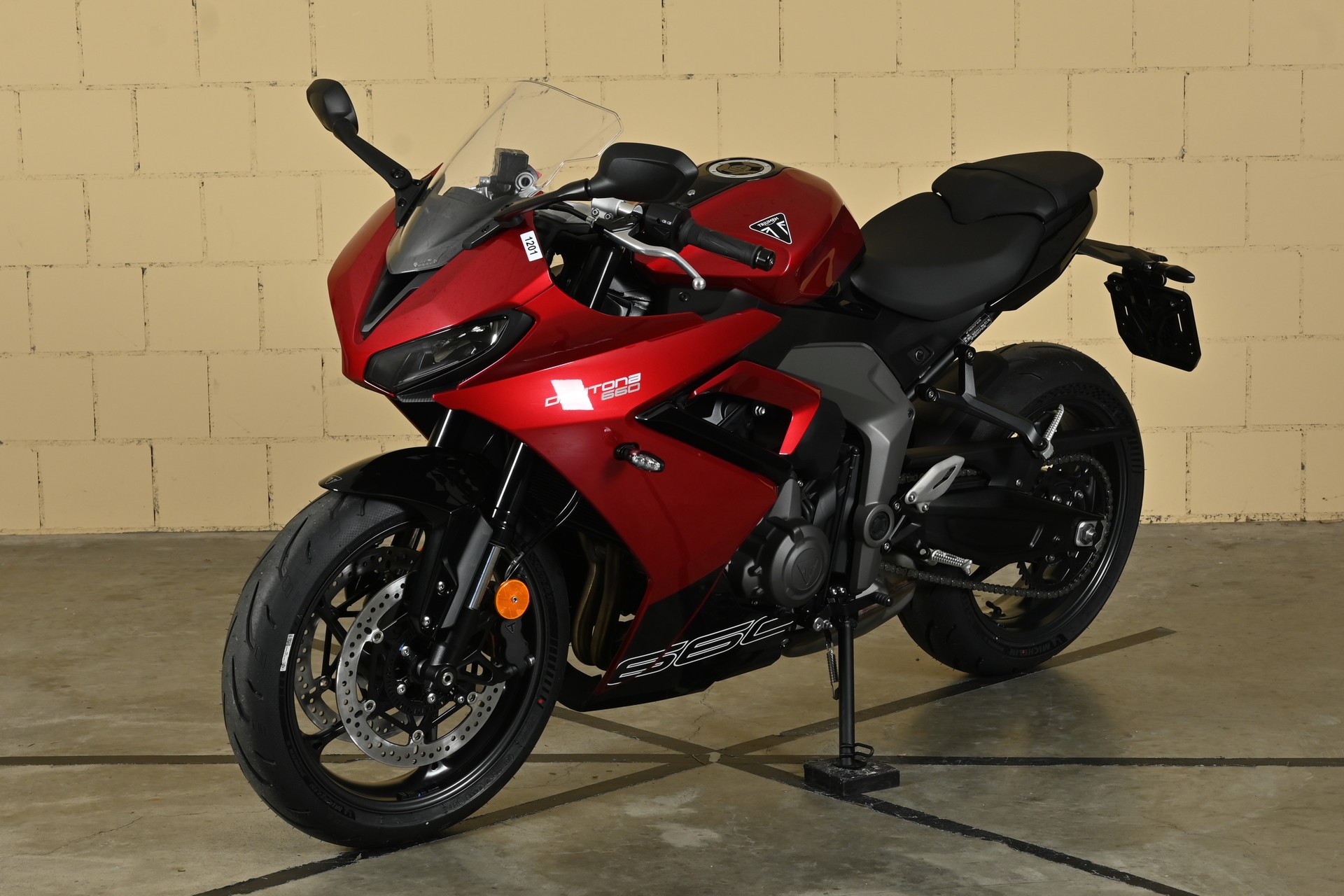 TRIUMPH Daytona 660-showroom-element-2