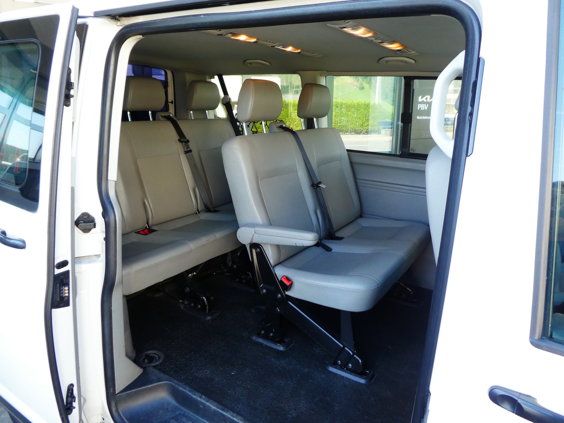 VW T5 Caravelle Trendline 2.0 TDI CR-image-9