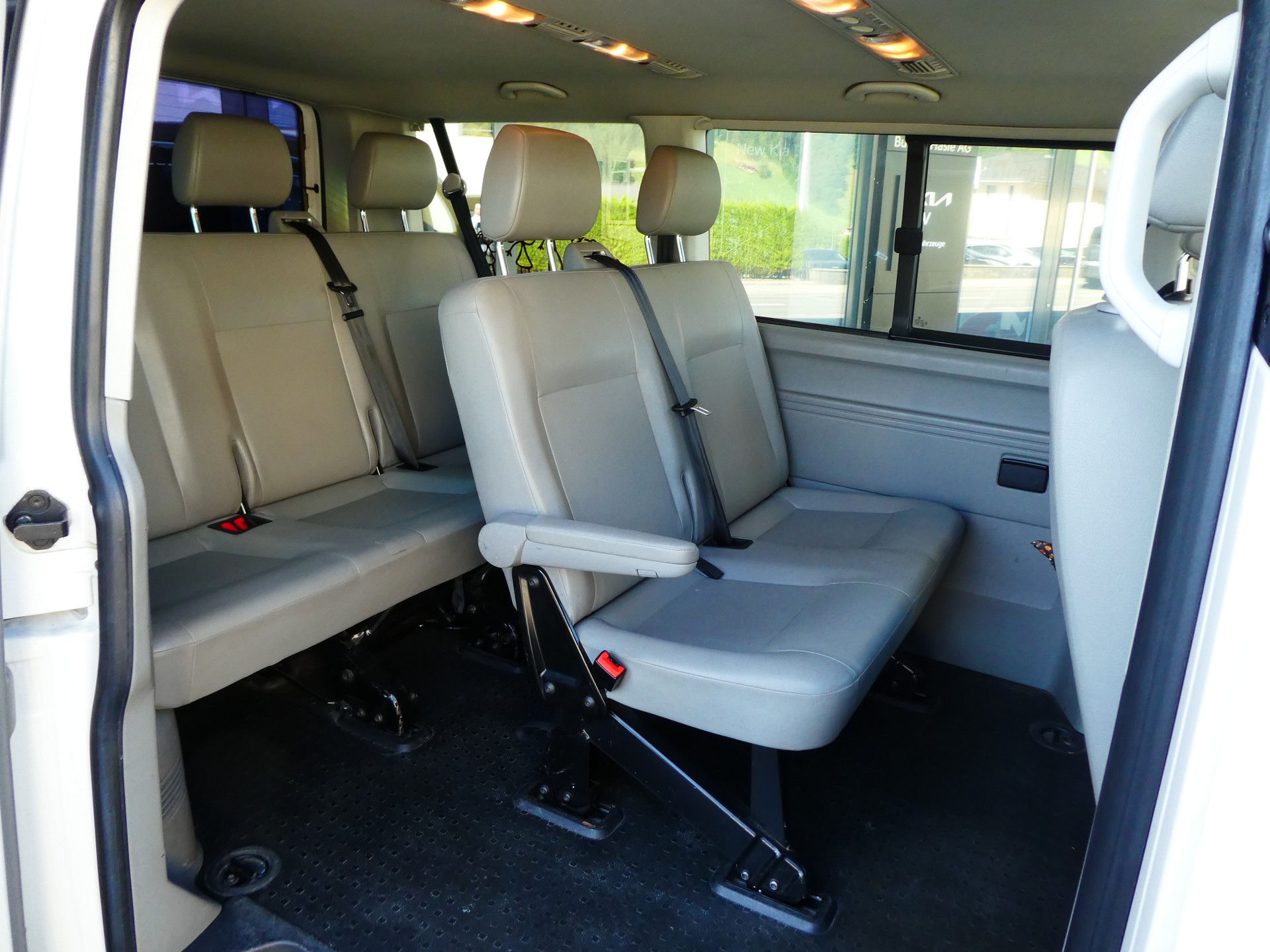 VW T5 Caravelle Trendline 2.0 TDI CR-image-3