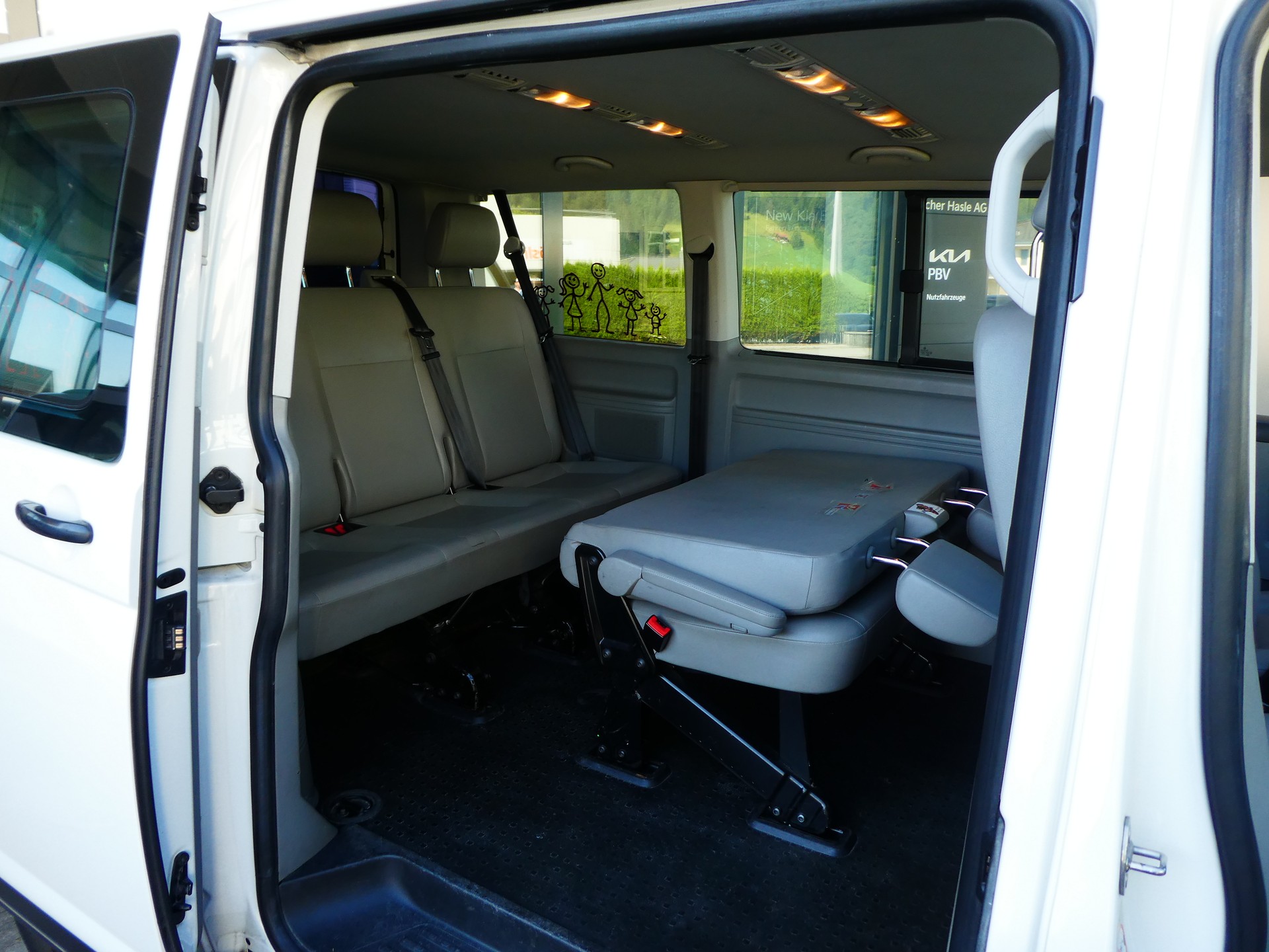 VW T5 Caravelle Trendline 2.0 TDI CR-image-11