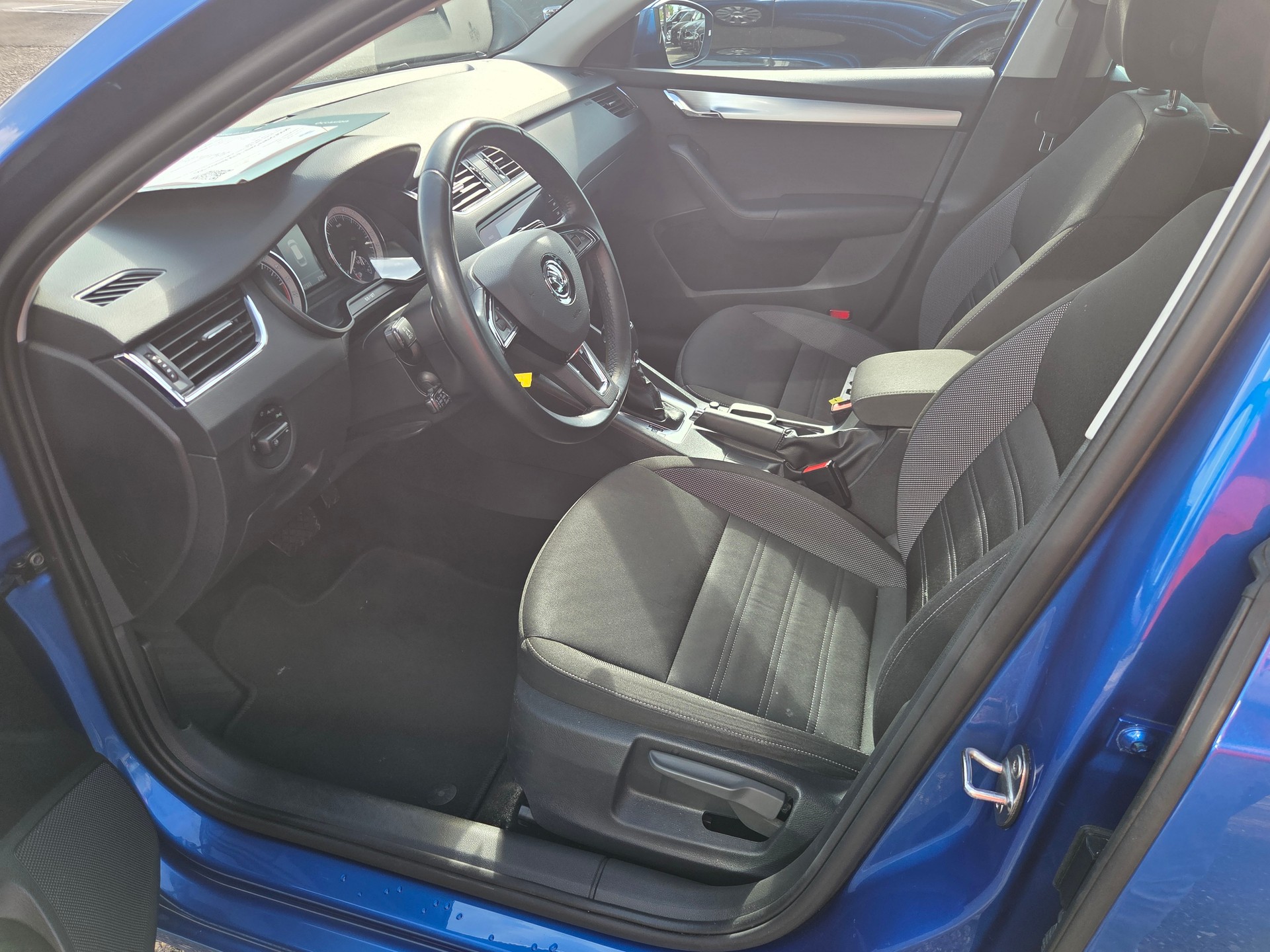 SKODA Octavia Combi 1.6 TDI Ambition DSG-image-11