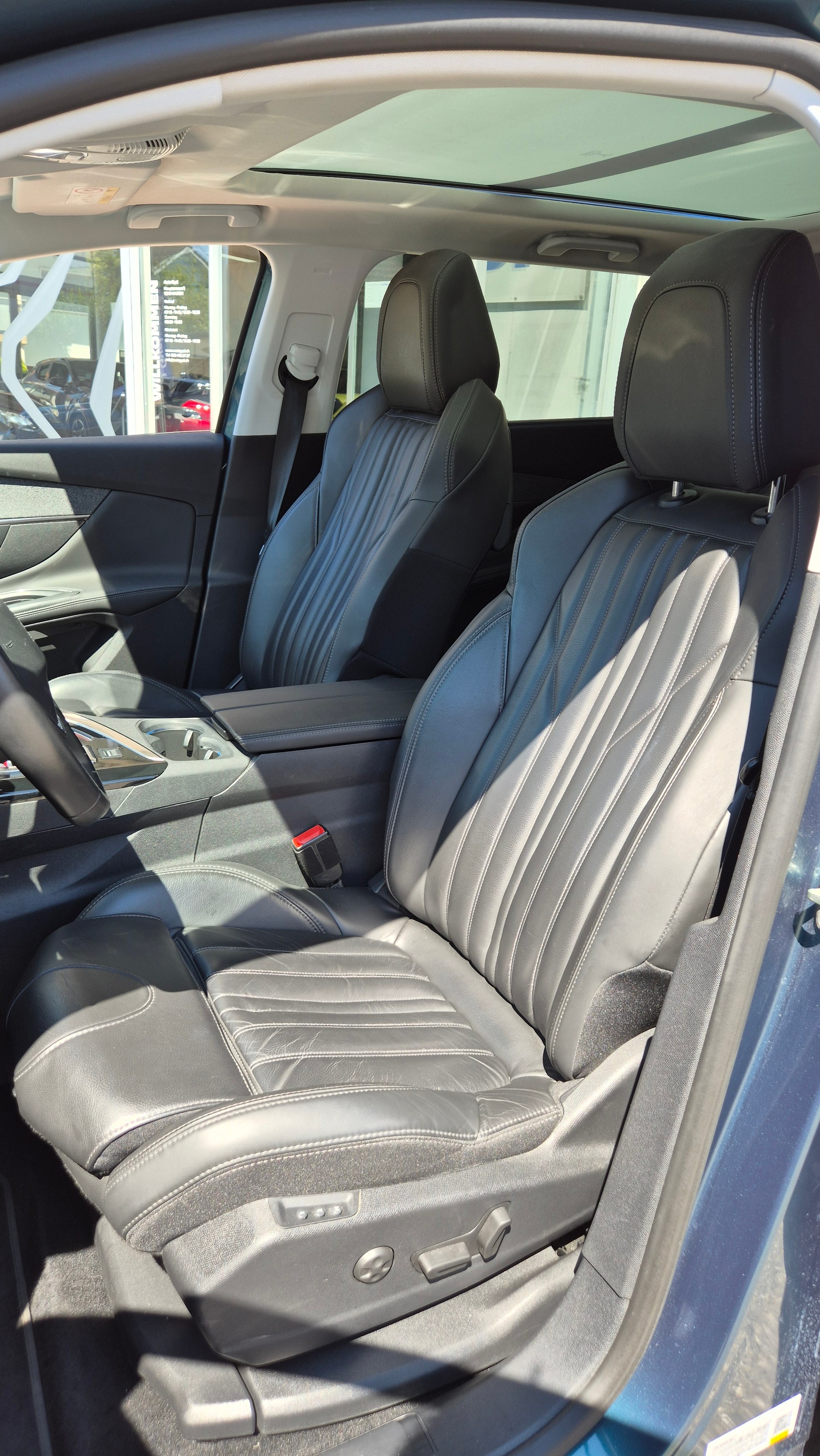 PEUGEOT 5008 1.6 THP GT Line-image-12