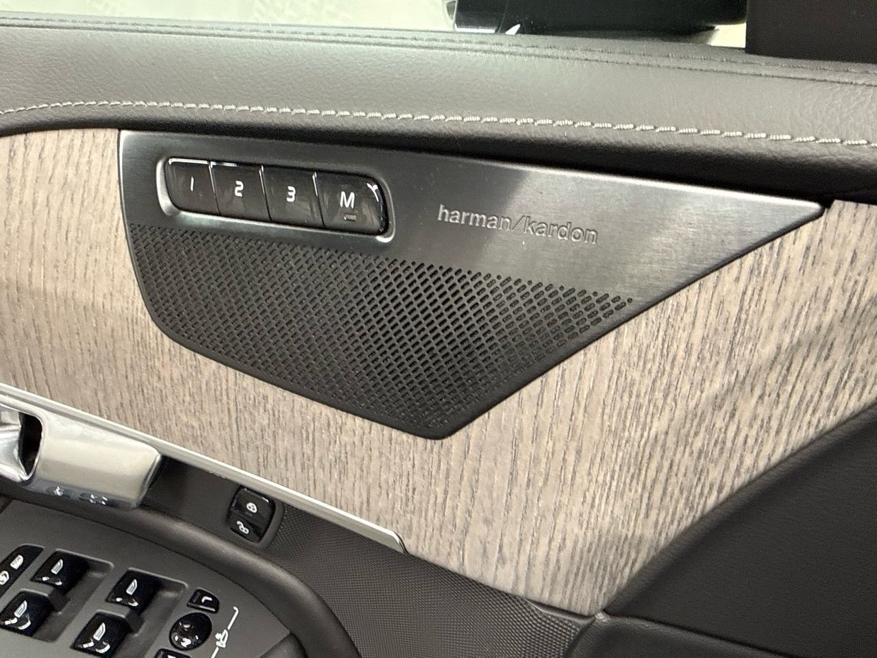 VOLVO XC90 B5 Benzin Mild Hybrid AWD Plus Dark Geartronic-image-5