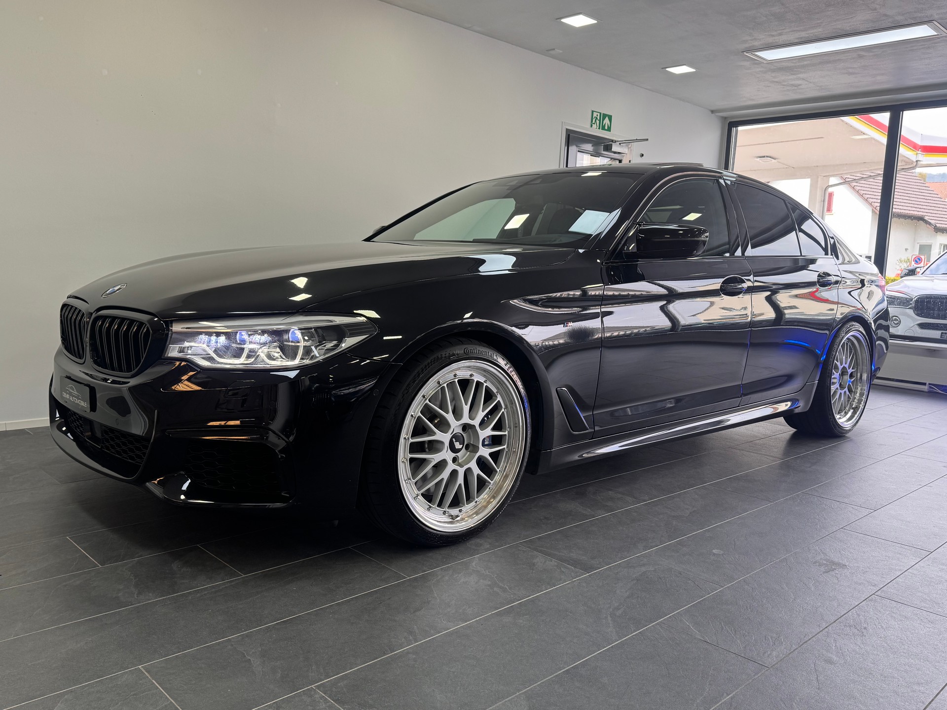 BMW M550i xDrive Steptronic *Remus / B&W Soundsystem / Sternenhimmel / Softclose / Head-Up*