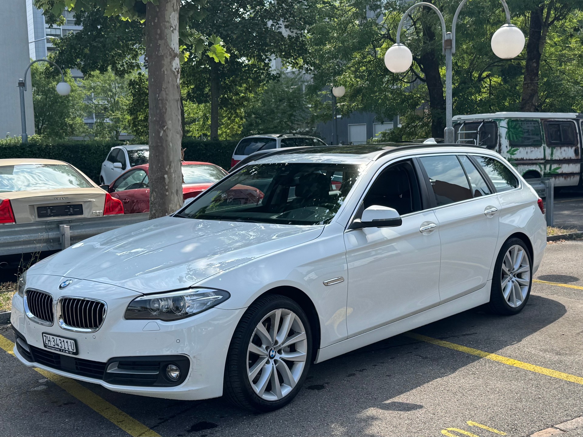 BMW 525d Touring xDrive Luxury Line Steptronic-image-0