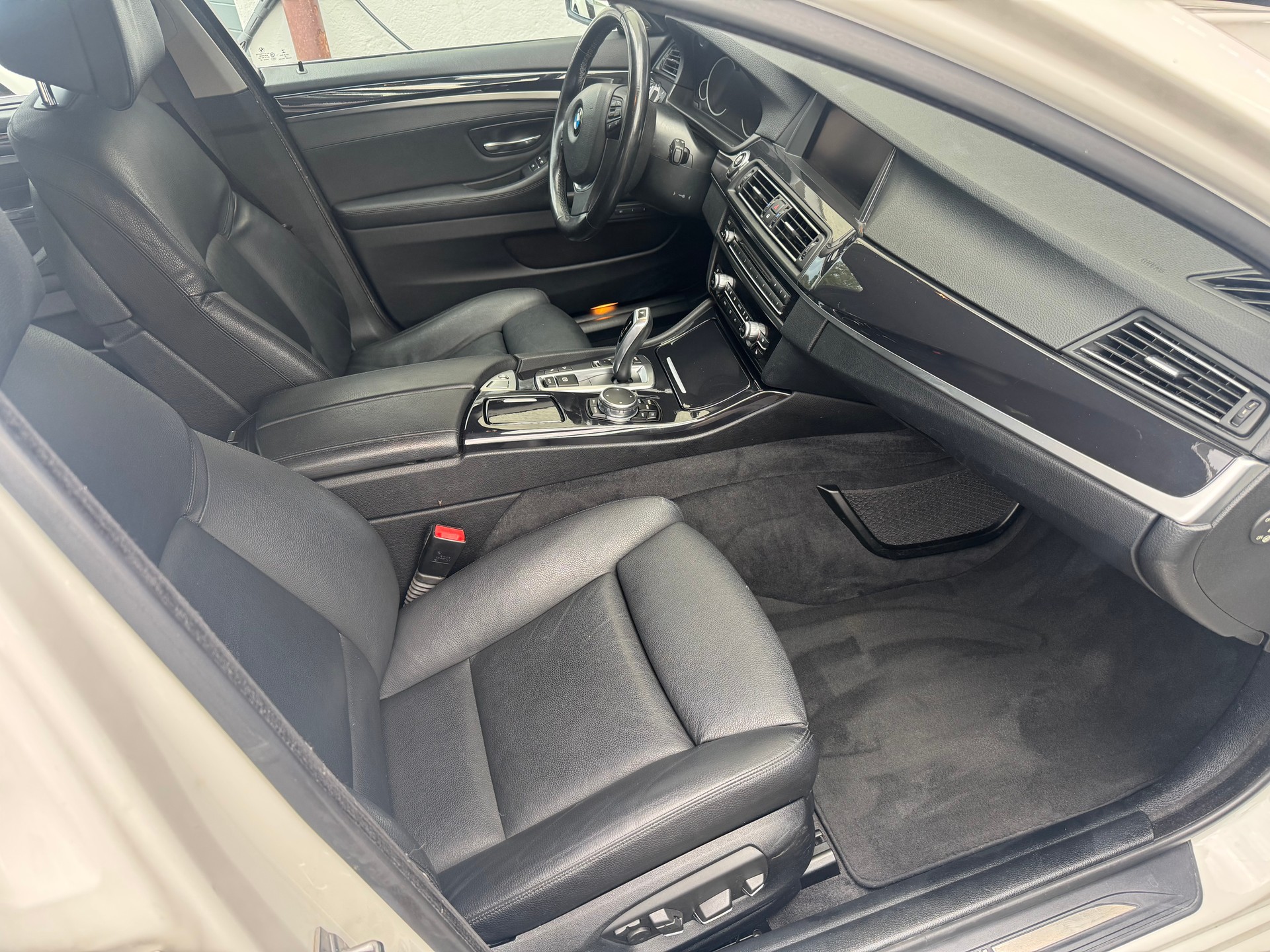 BMW 525d Touring xDrive Luxury Line Steptronic-image-9