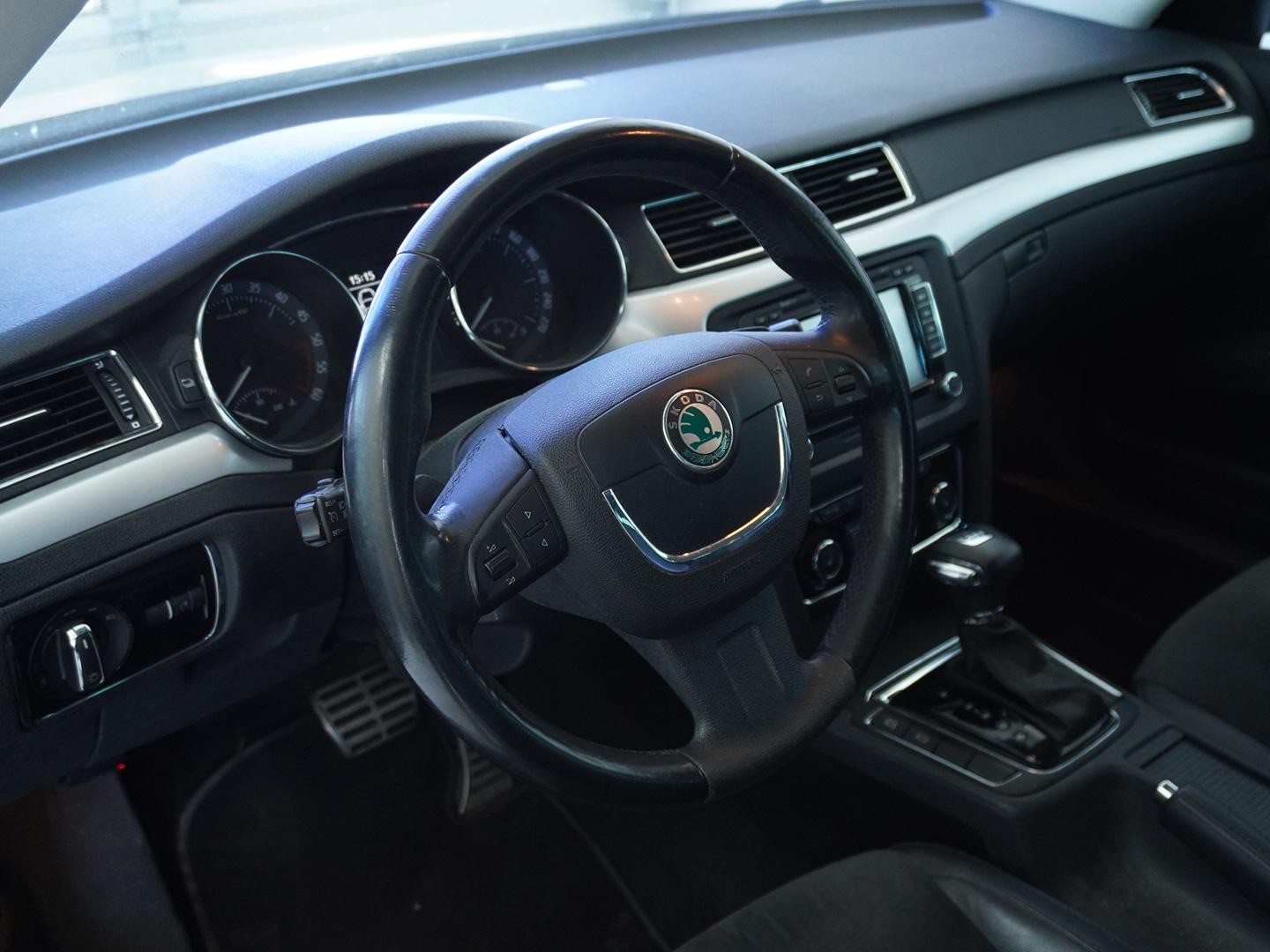 SKODA Superb Combi 2.0 TDi Elegance DSG-image-2