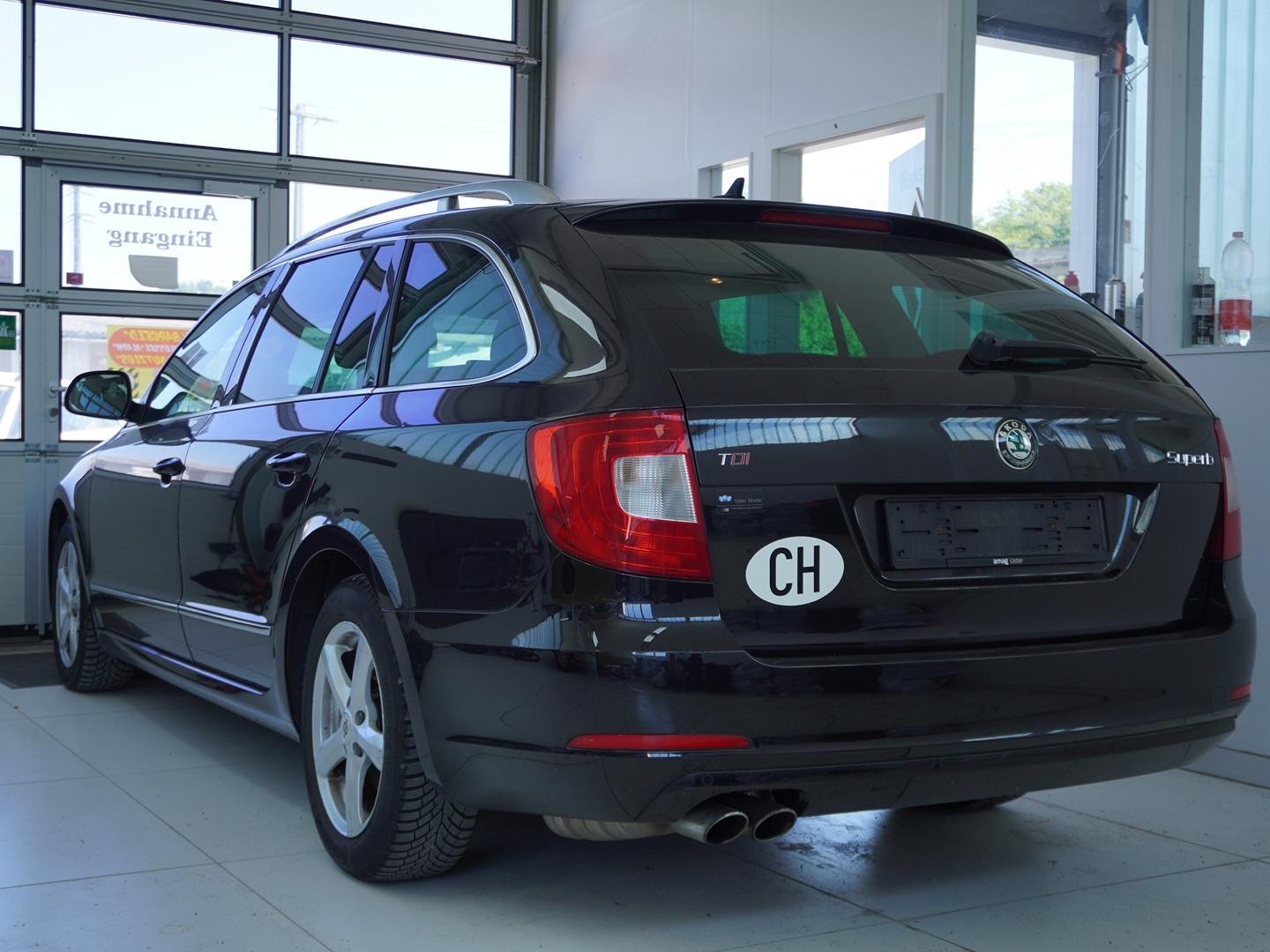 SKODA Superb Combi 2.0 TDi Elegance DSG-image-1