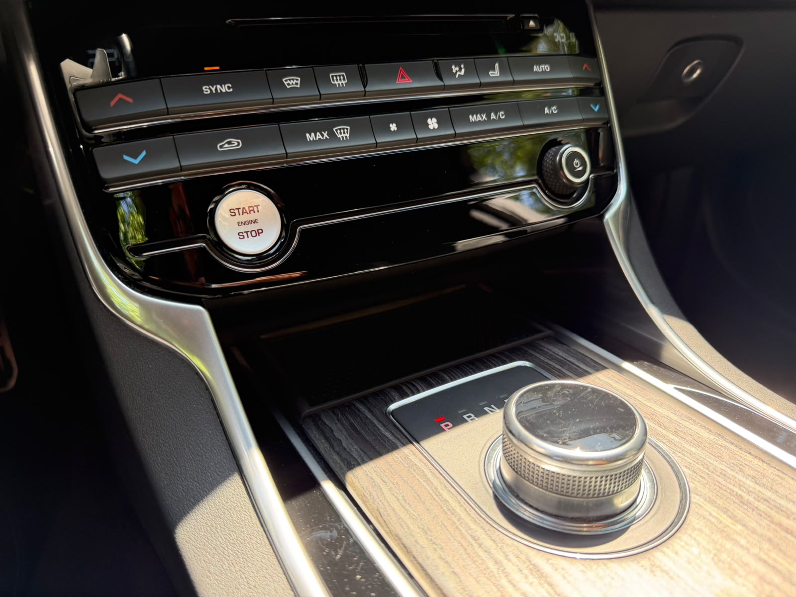 JAGUAR XF S AWD-image-26