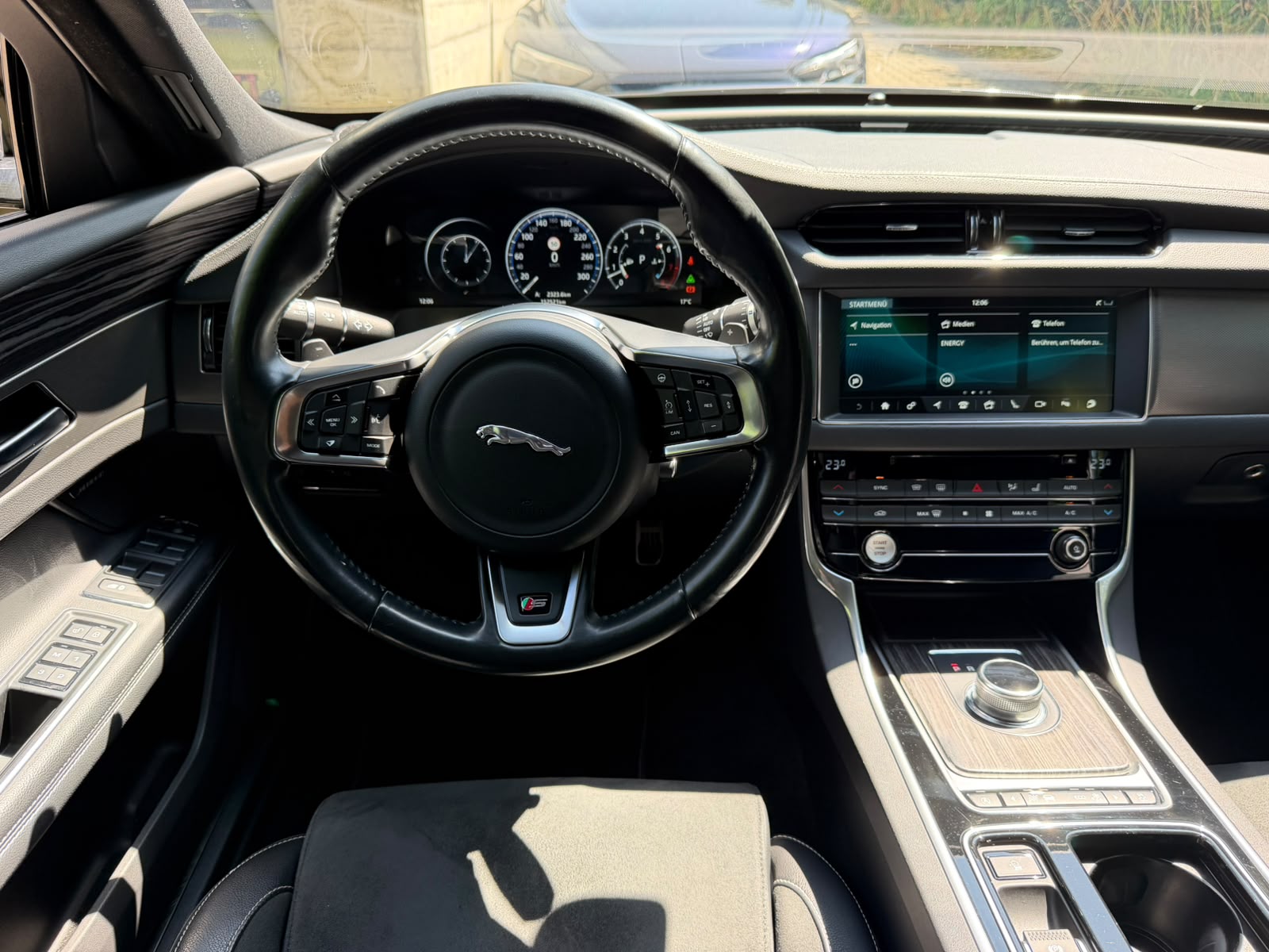 JAGUAR XF S AWD-image-22