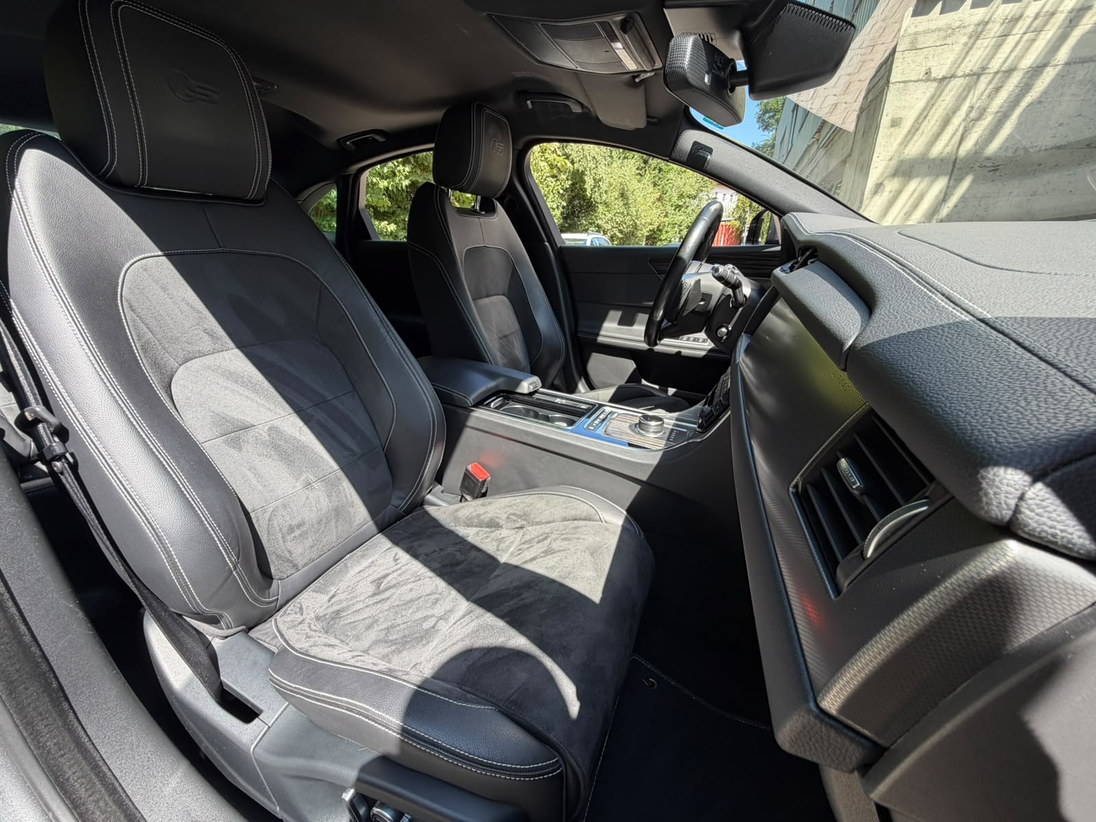 JAGUAR XF S AWD-image-18