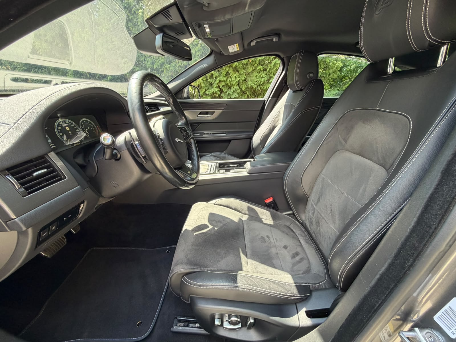 JAGUAR XF S AWD-image-11