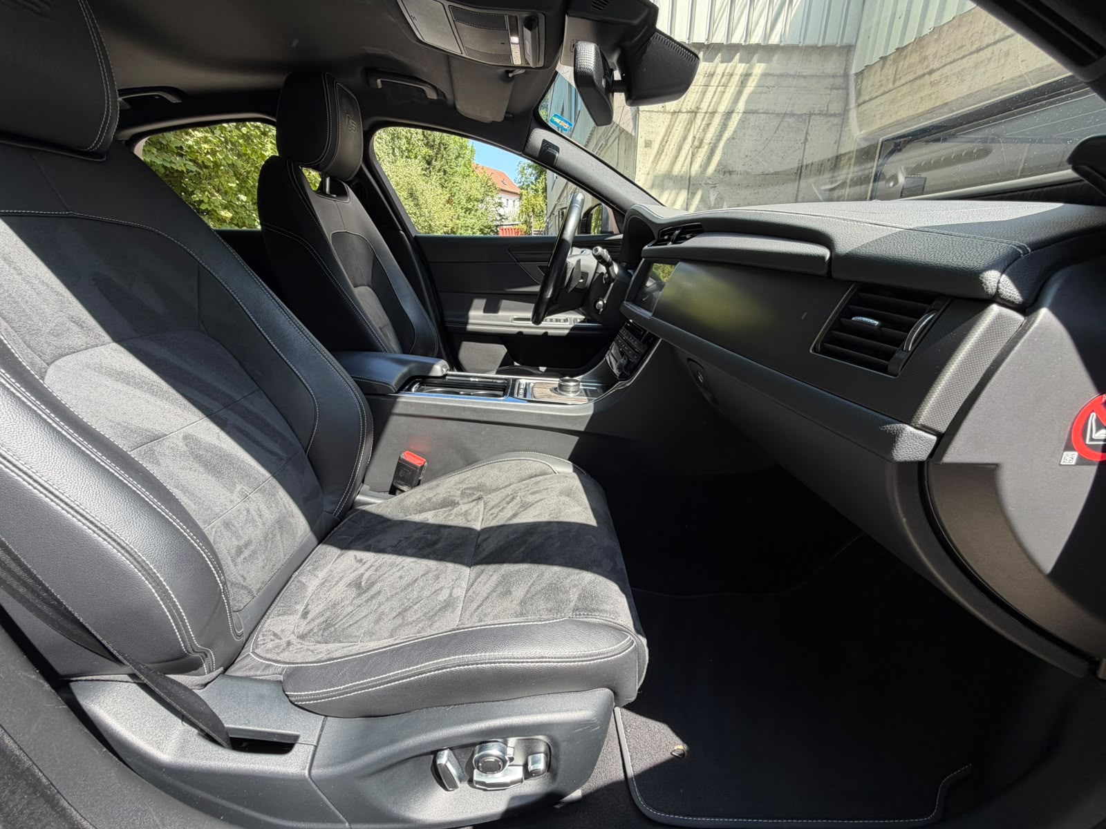 JAGUAR XF S AWD-image-17