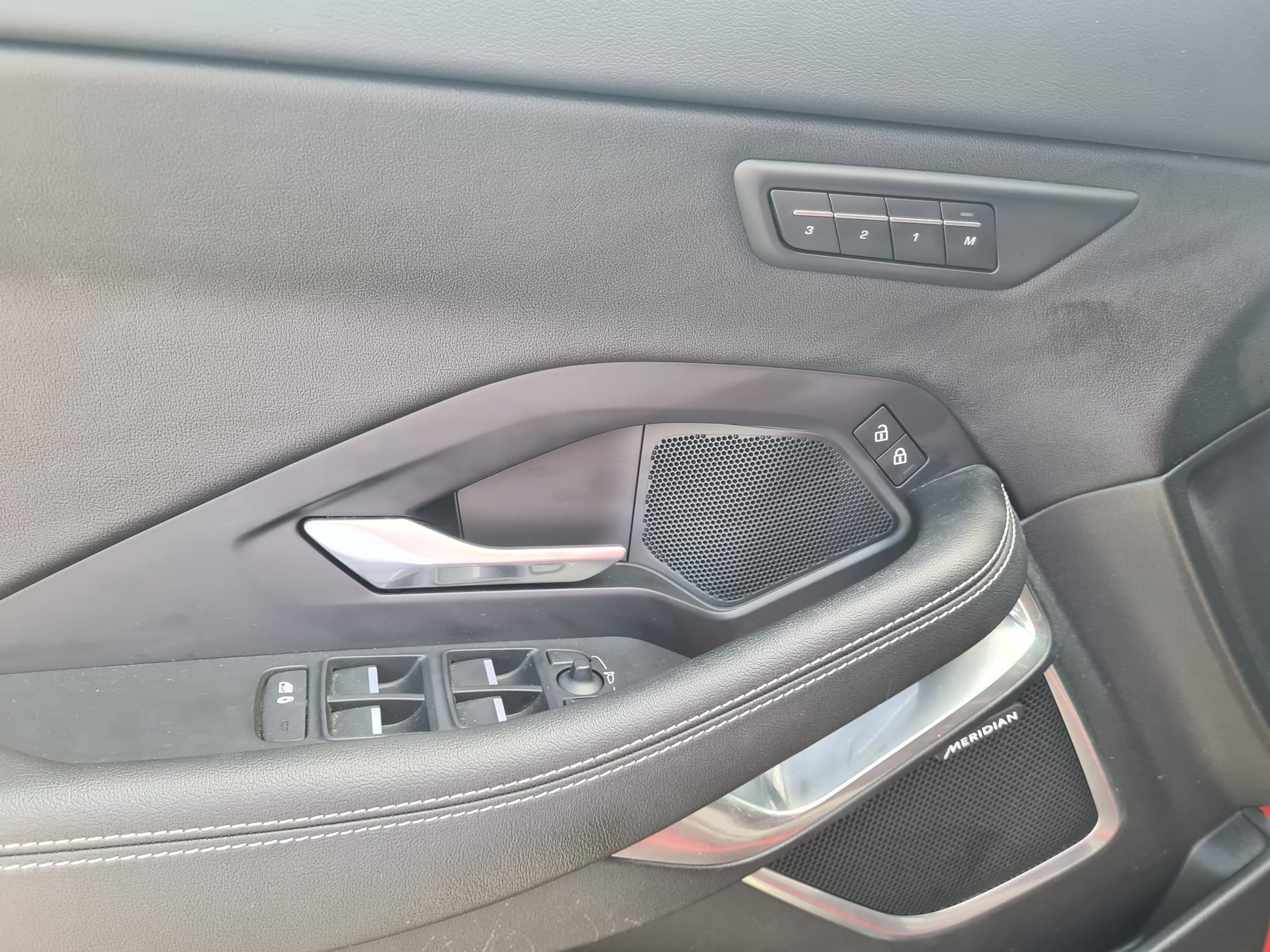 JAGUAR E-Pace 1.5 P300e R-Dynamic AWD HSE-image-13