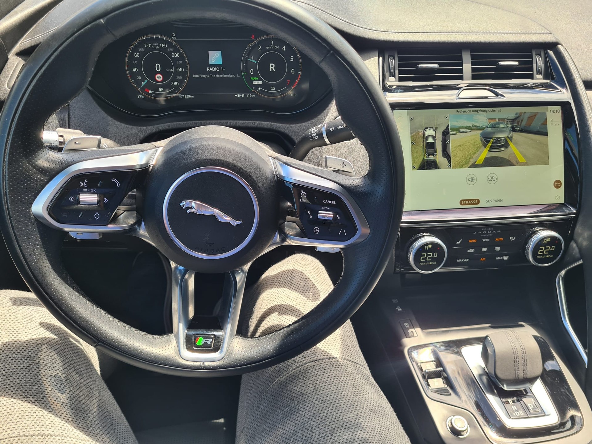 JAGUAR E-Pace 1.5 P300e R-Dynamic AWD HSE-image-12