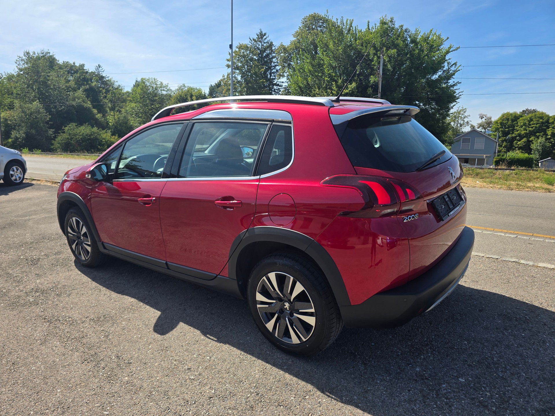 PEUGEOT 2008 1.2 PureTech Allure EAT6-image-2
