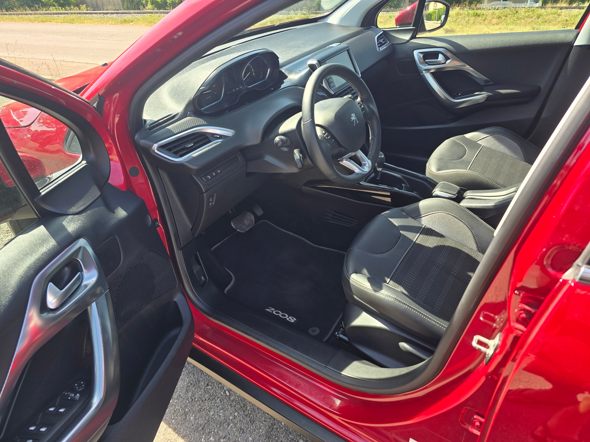 PEUGEOT 2008 1.2 PureTech Allure EAT6-image-12